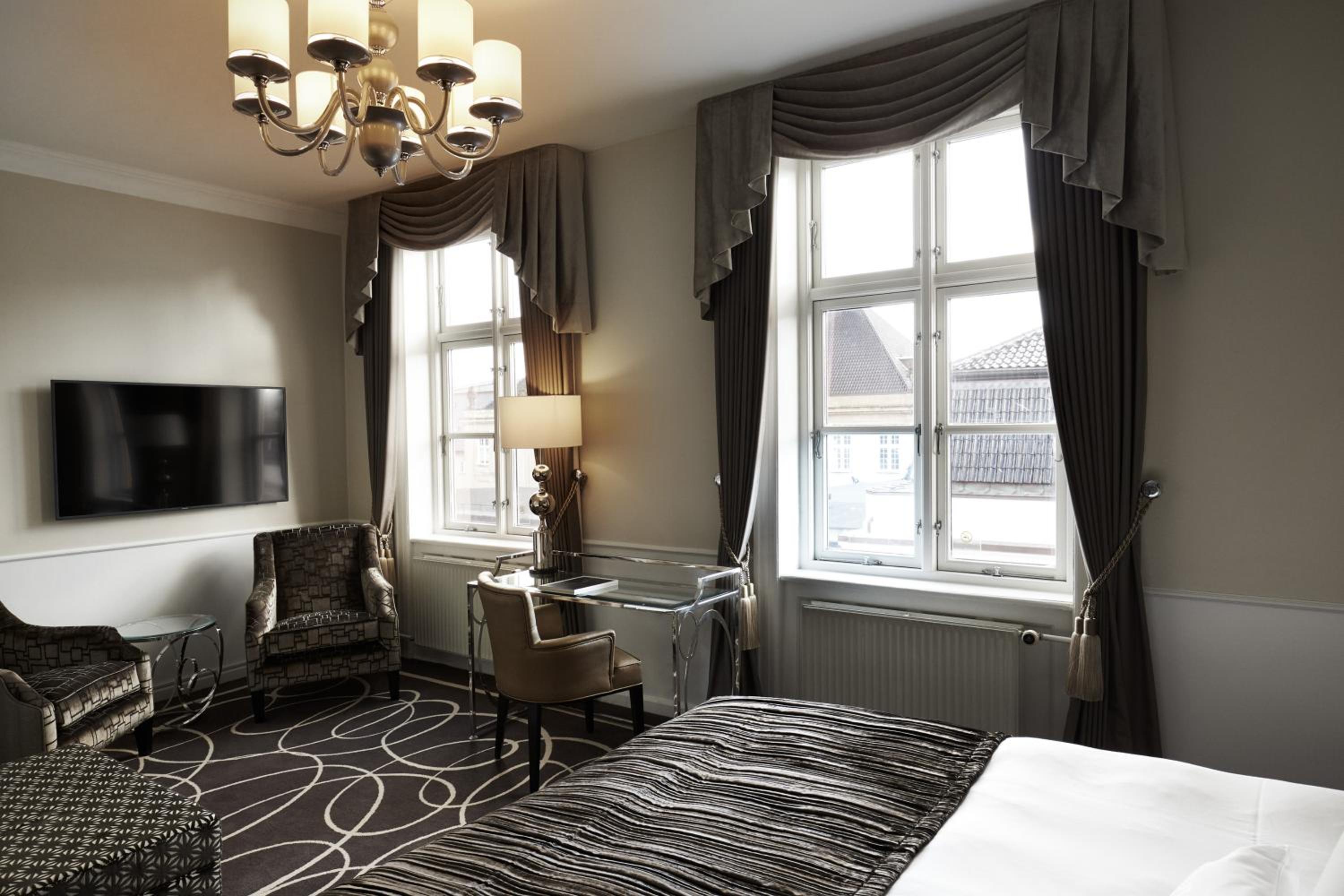 Junior Suite with Access to Executive Lounge - Photo 6