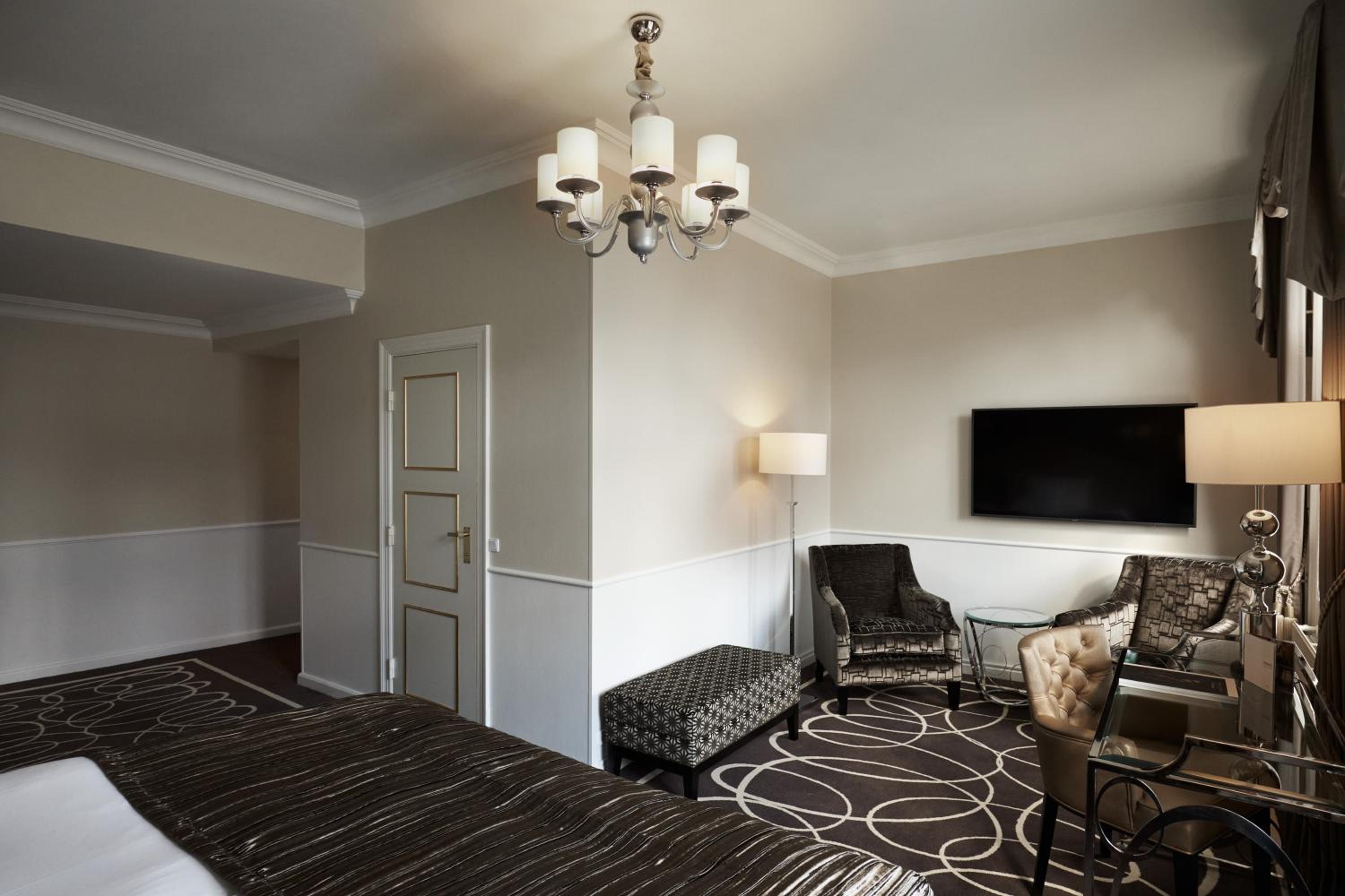 Junior Suite with Access to Executive Lounge - Photo 10