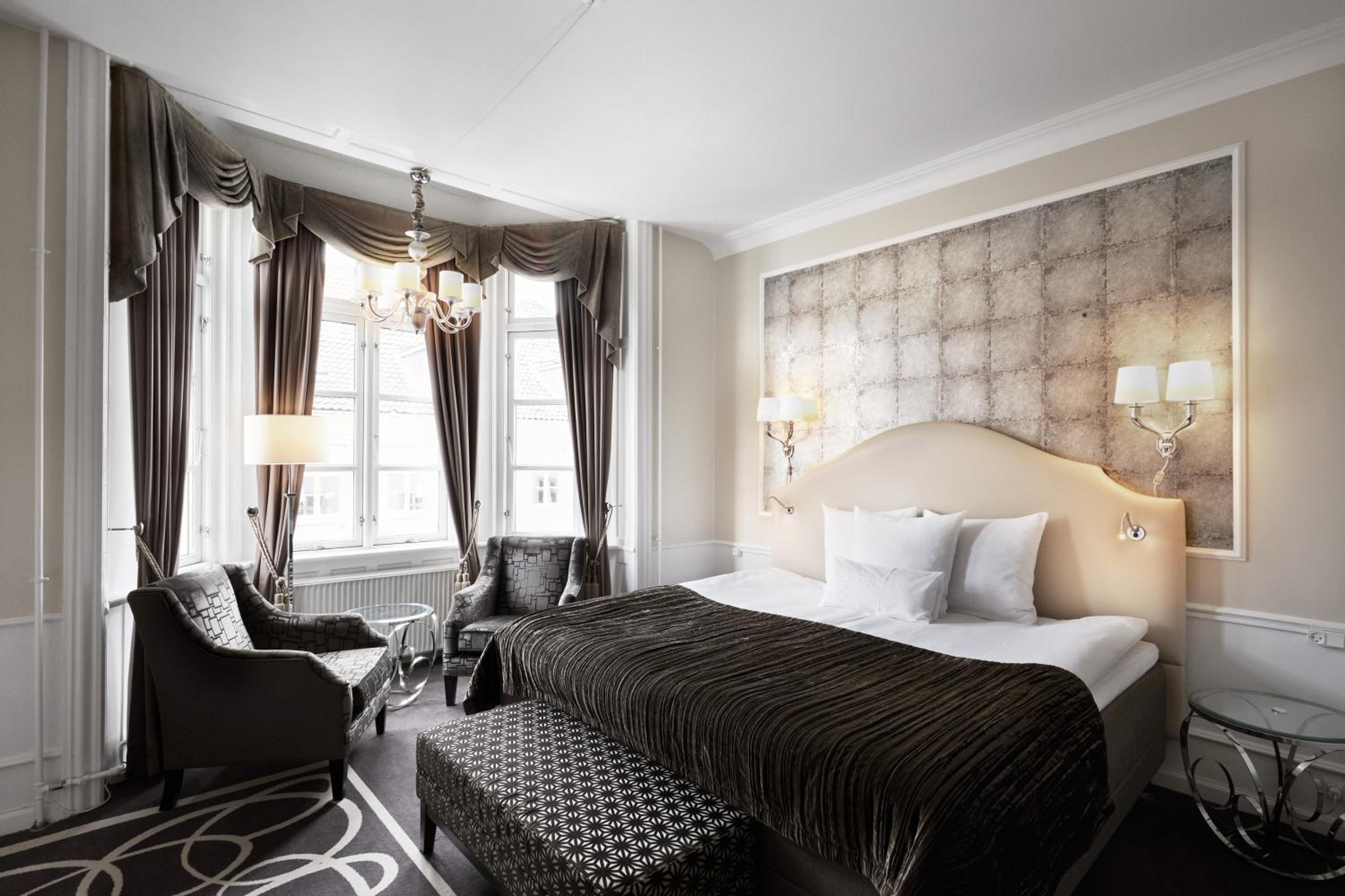Executive Double Room  with Access to Executive Lounge - Photo 1