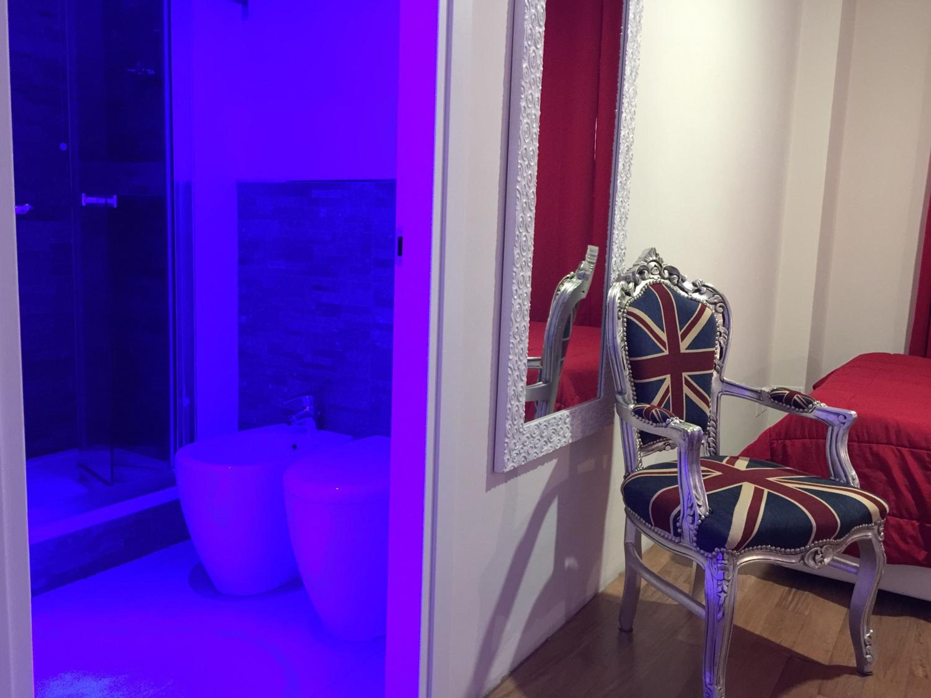 Double Room with Private Bathroom - Photo 13
