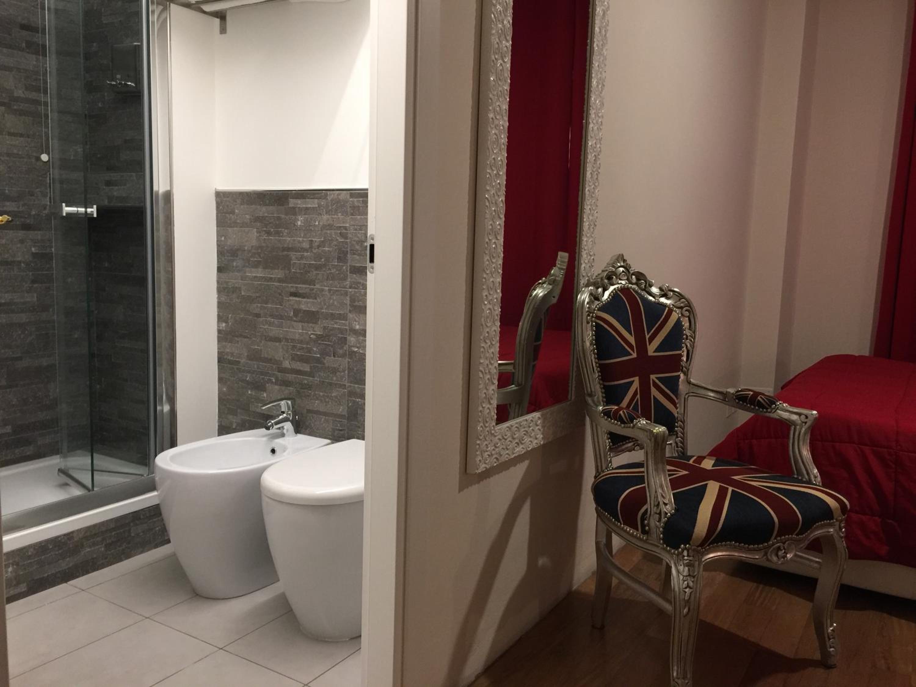 Double Room with Private Bathroom - Photo 12