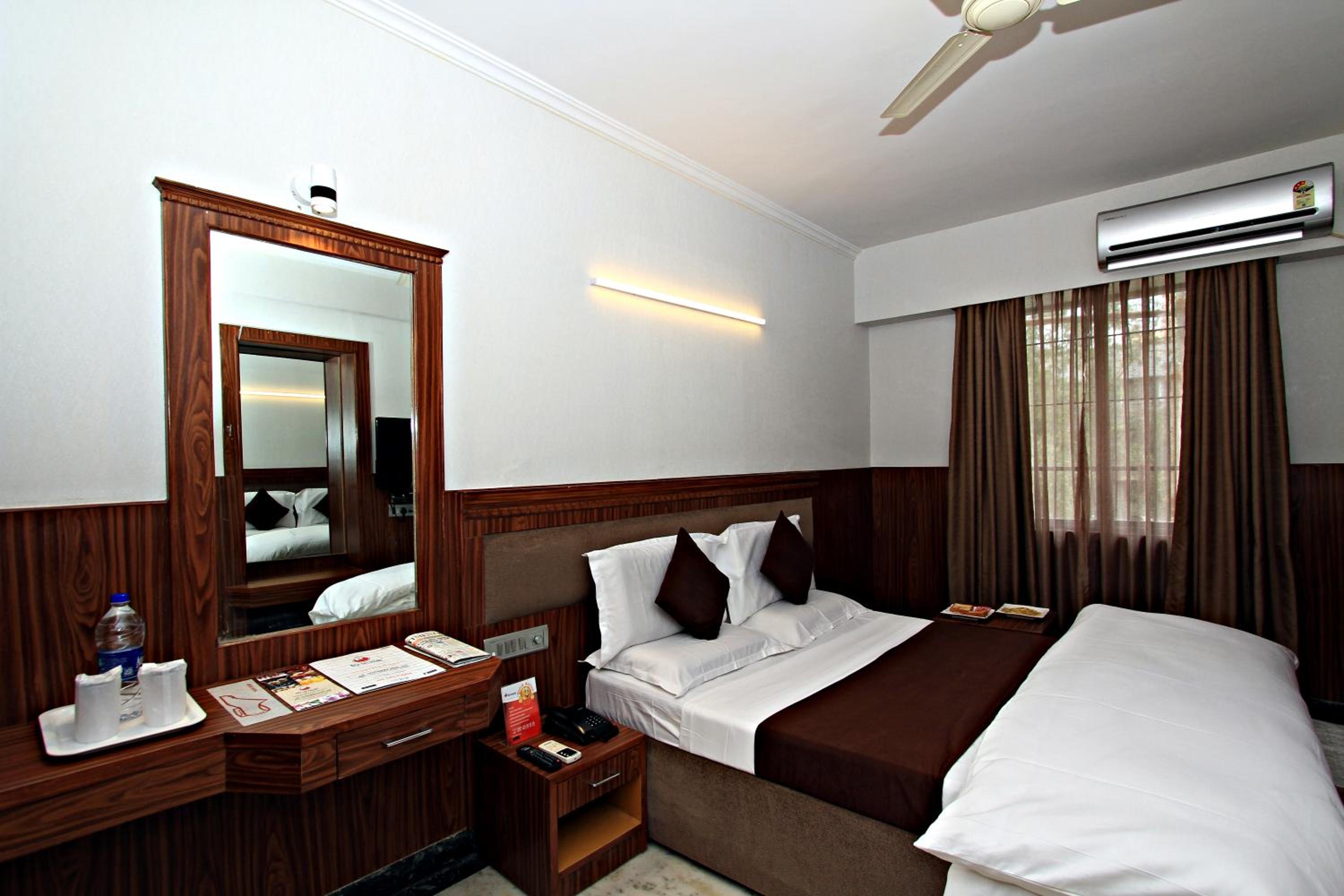 Deluxe Double Room - Photo 11