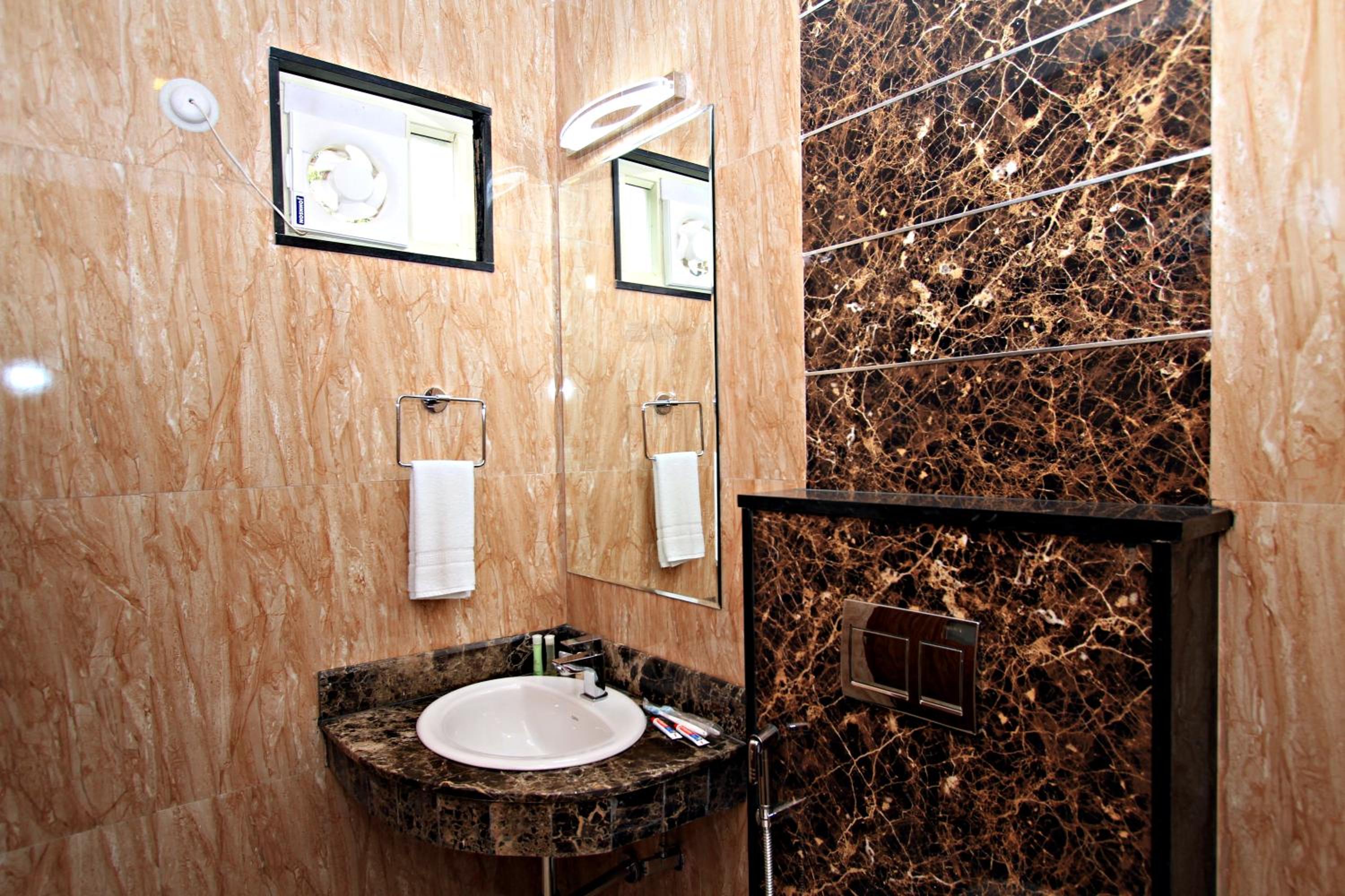Deluxe Double Room - Photo 9