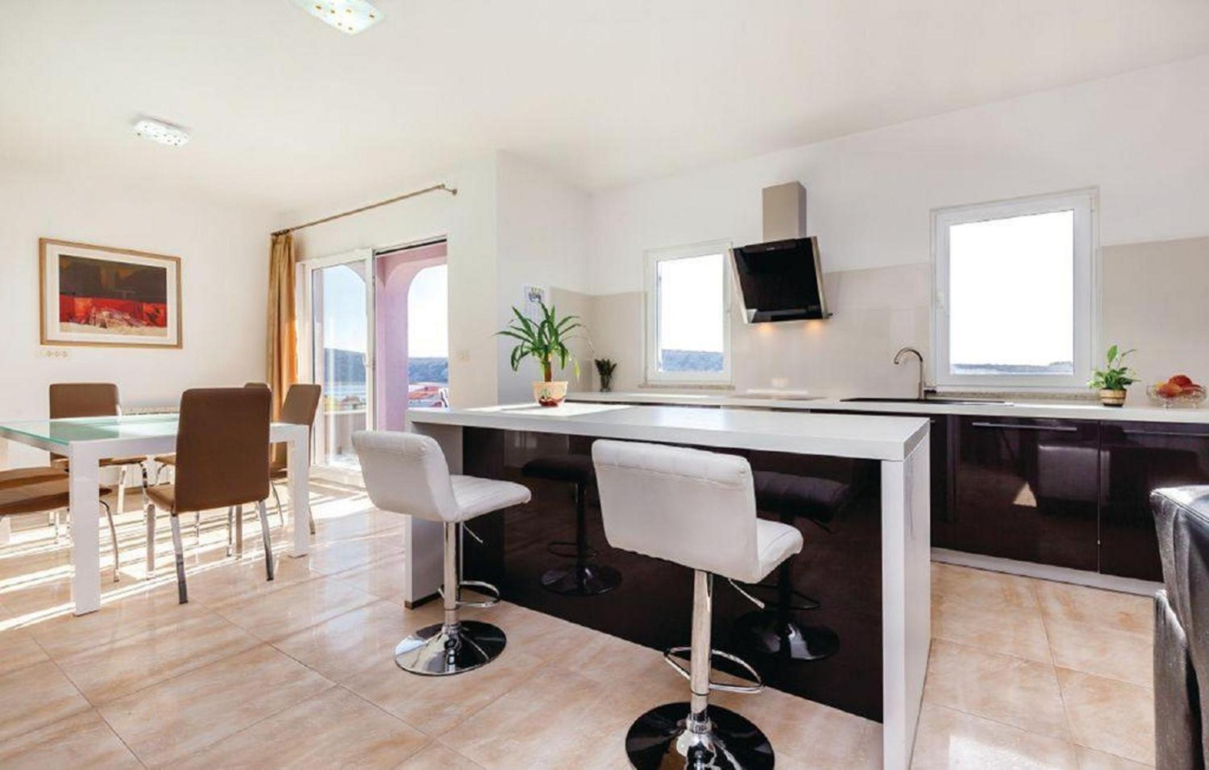 Deluxe Two-Bedroom Apartment with Two Balconies and Sea View photo 1