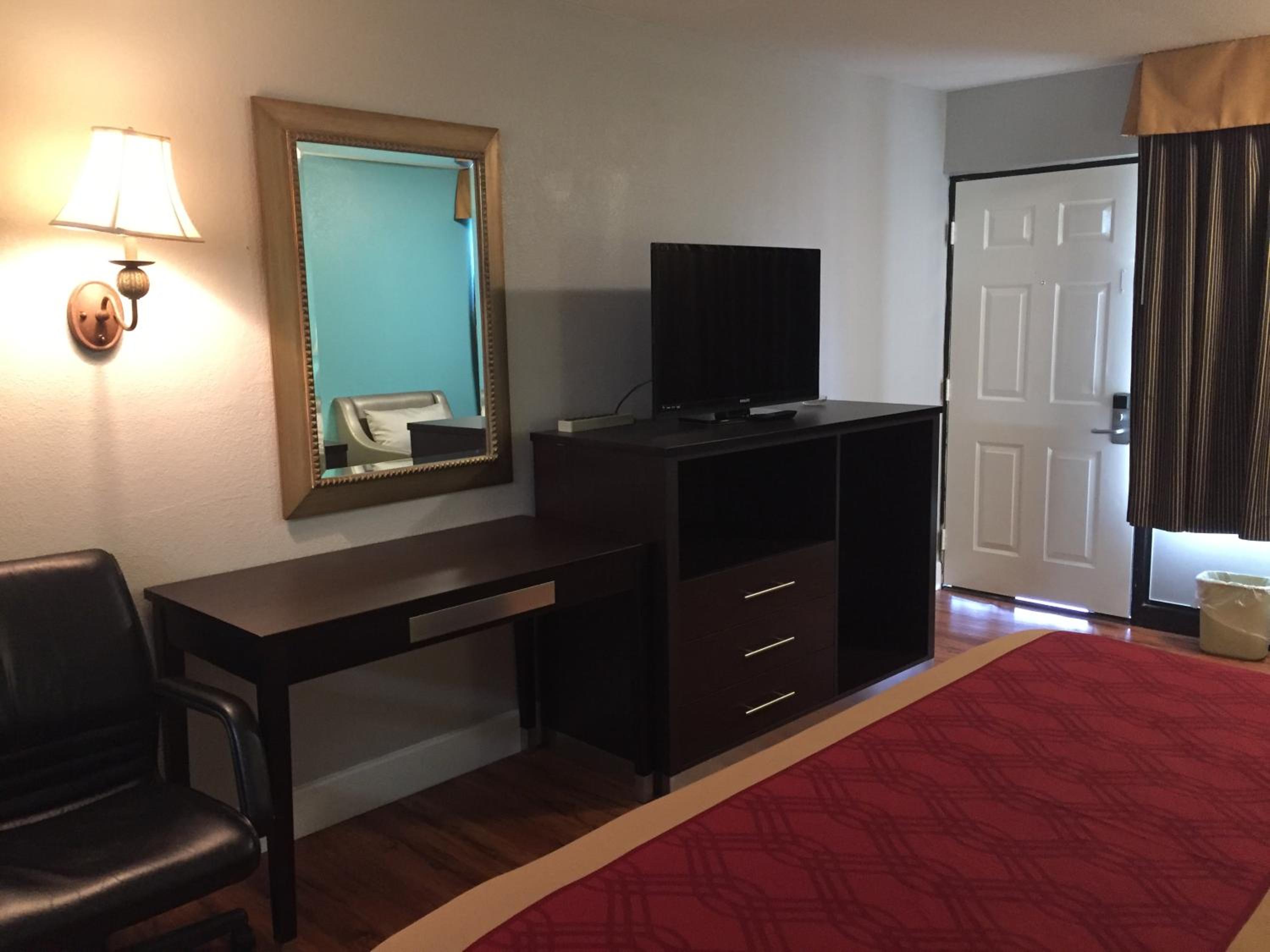 Standard King Room - Non-Smoking  - Photo 3