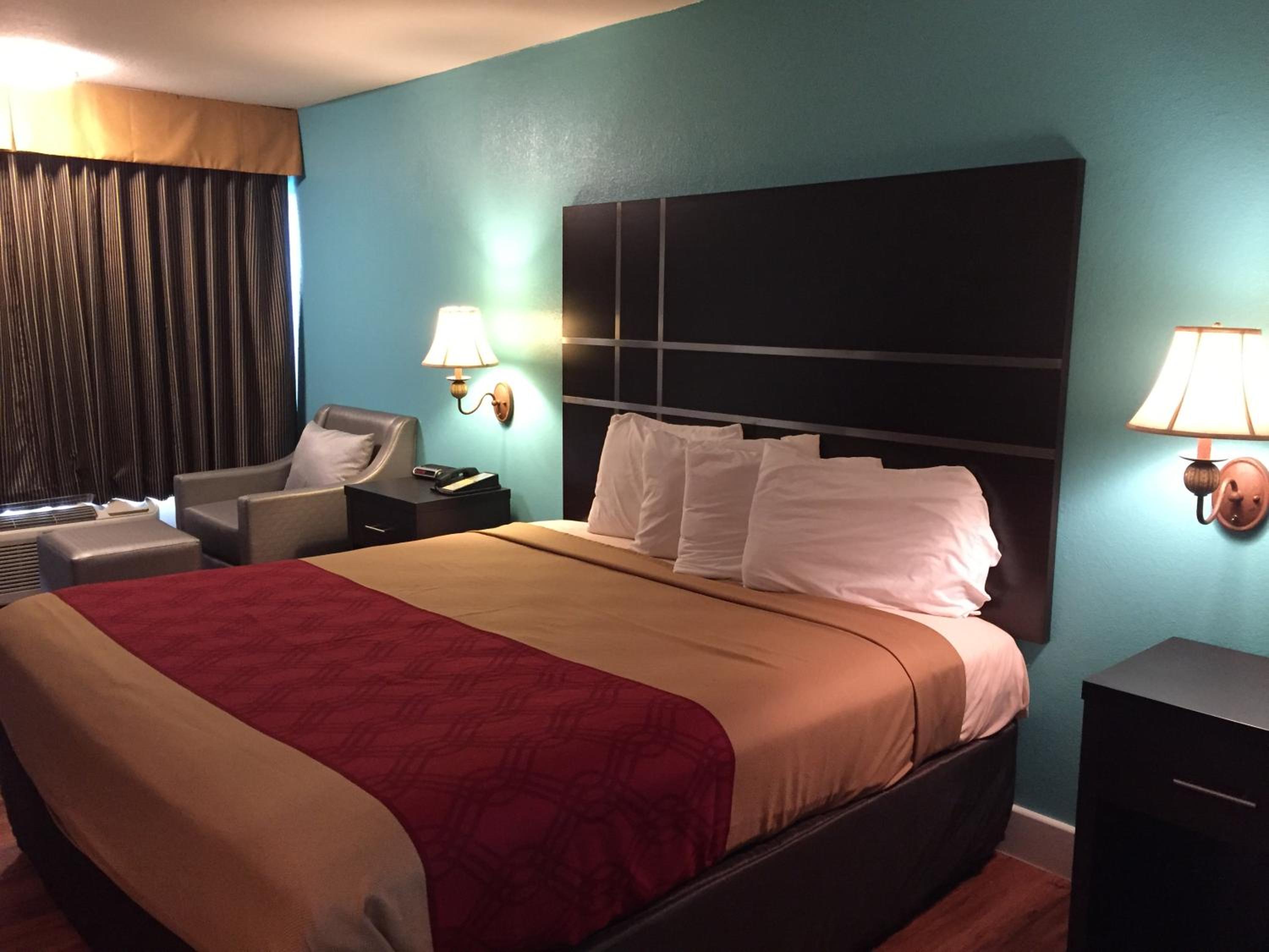 Standard King Room - Non-Smoking  - Photo 4