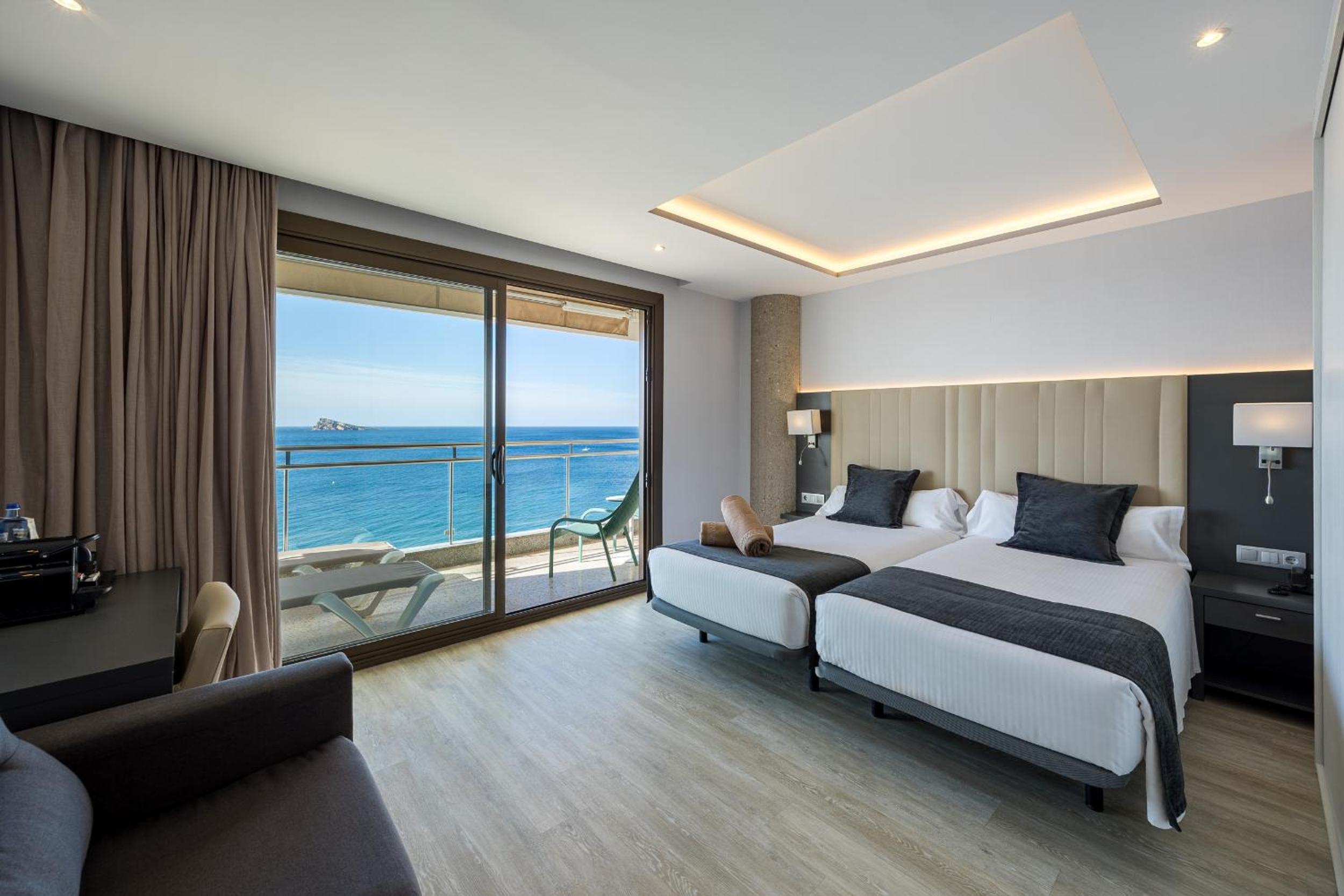 Deluxe Room with Balcony and Sea View