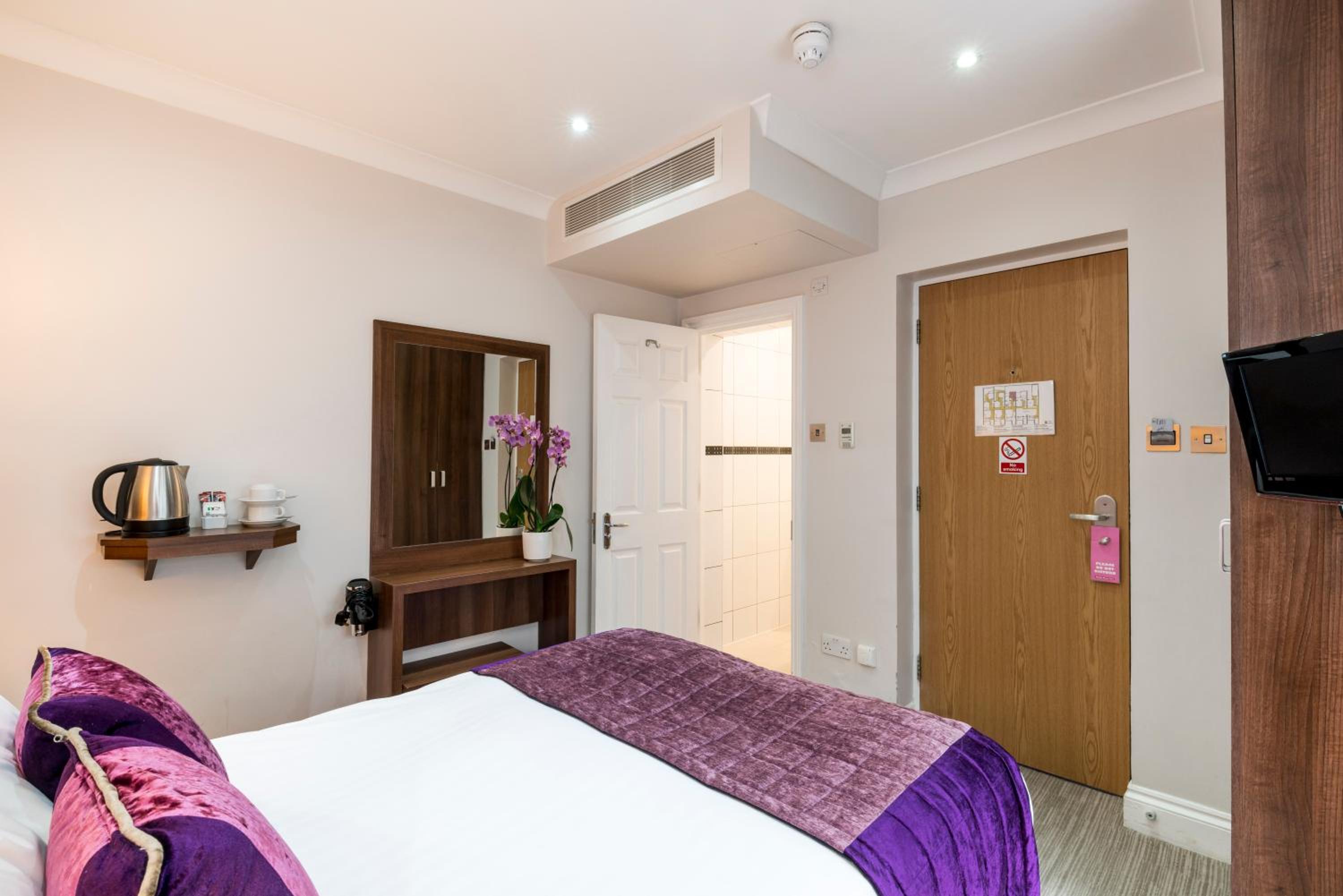 Double Room - Lower Ground Floor photo 2
