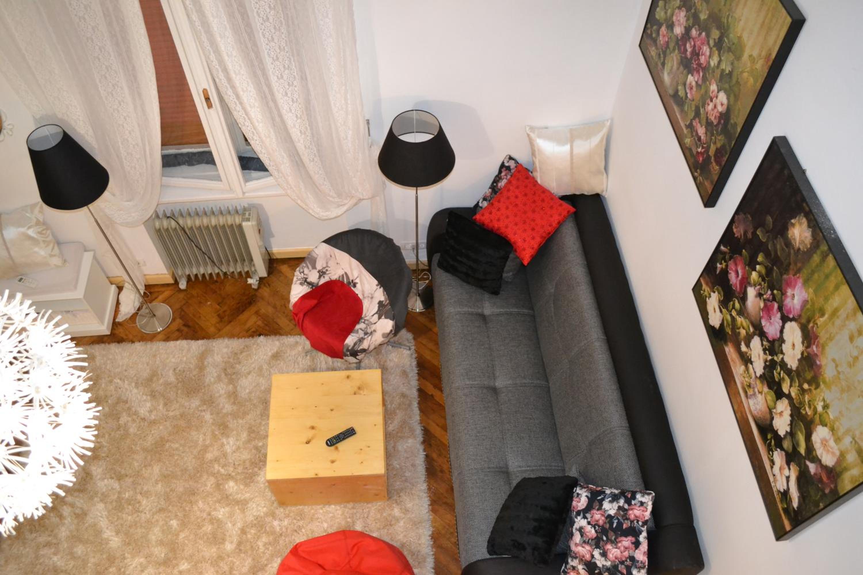 One-Bedroom Apartment - Photo 2