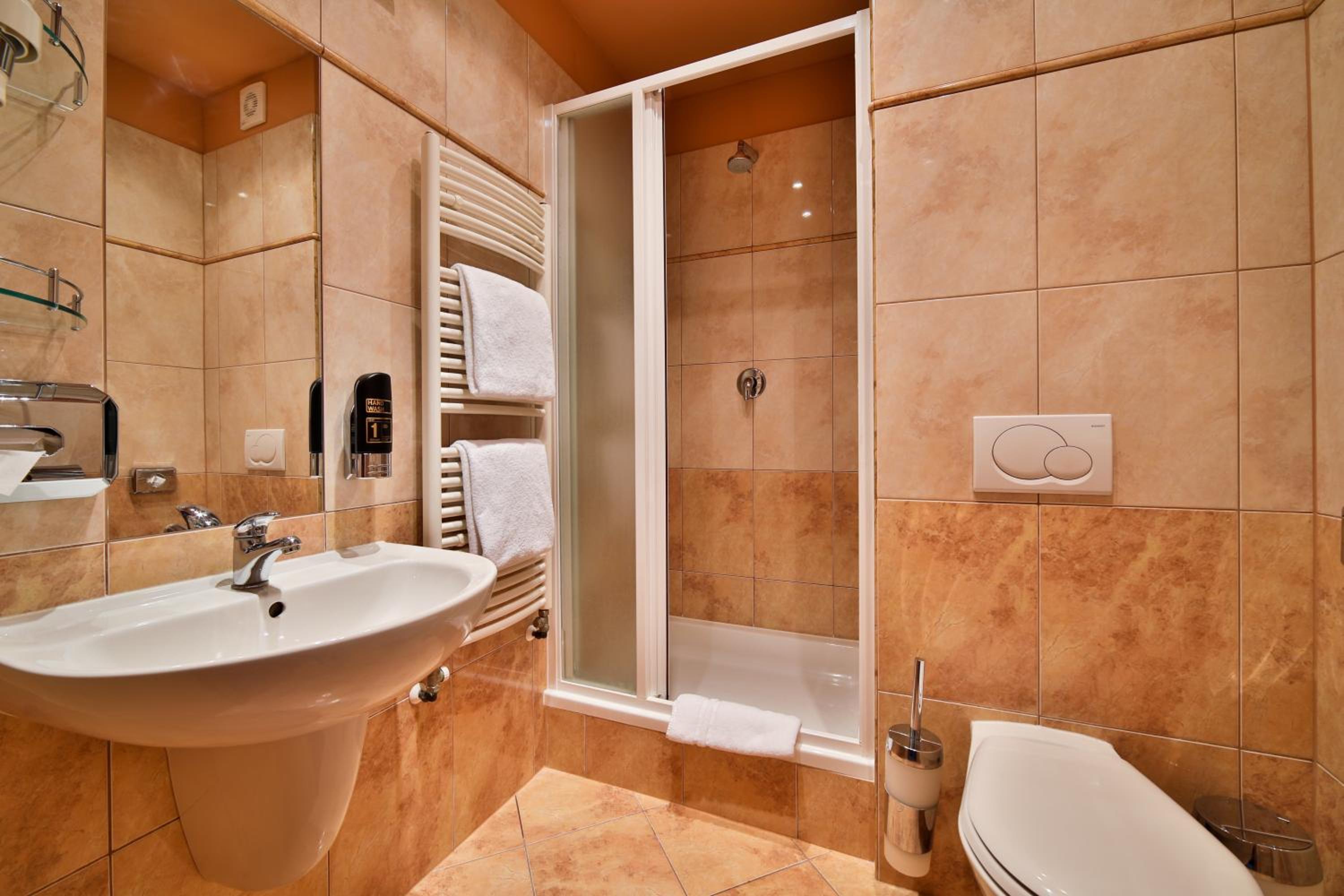 Double or Twin Room - Photo 13