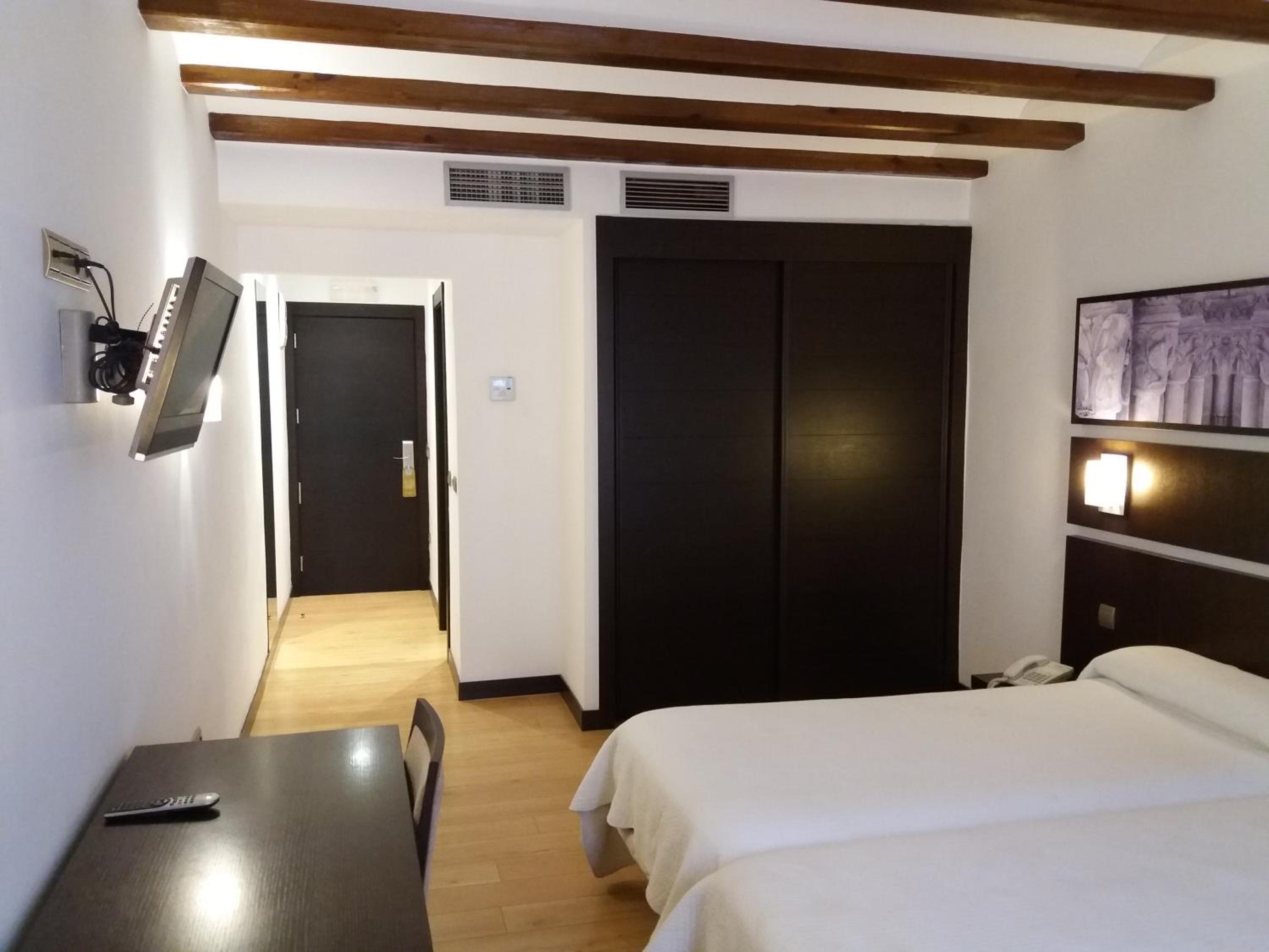 Twin Room - Photo 19
