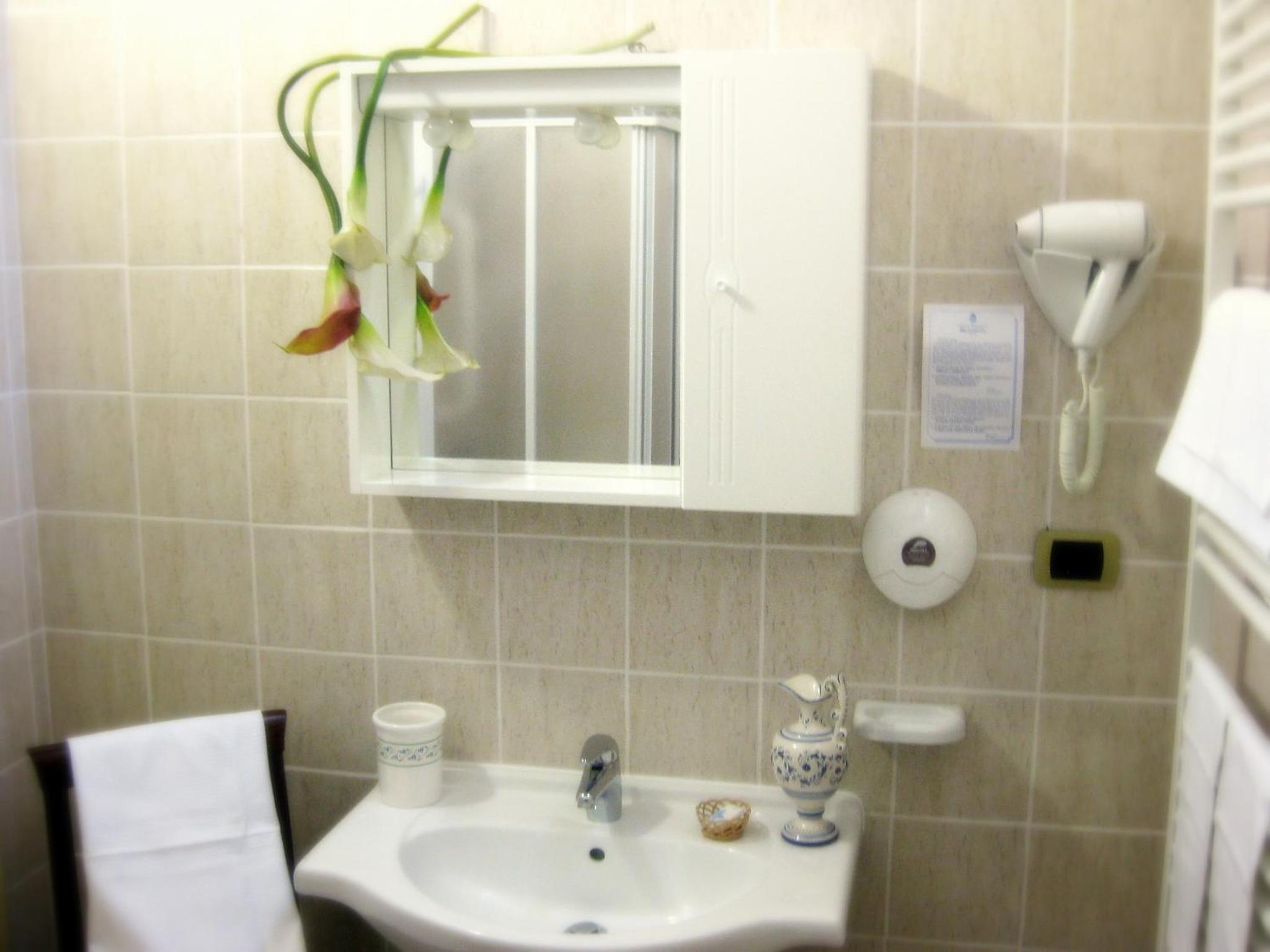 Classic Double or Twin Room - Photo 9