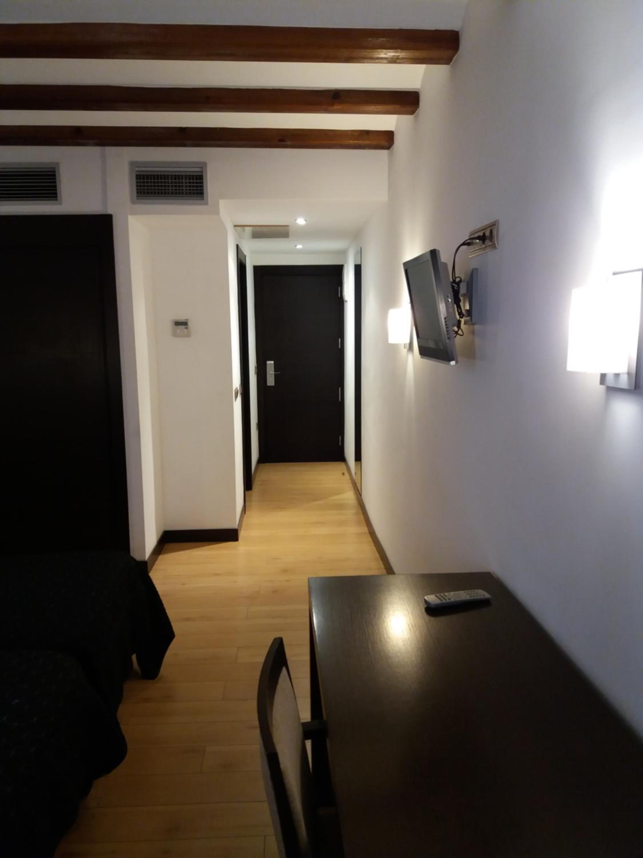 Twin Room - Photo 17