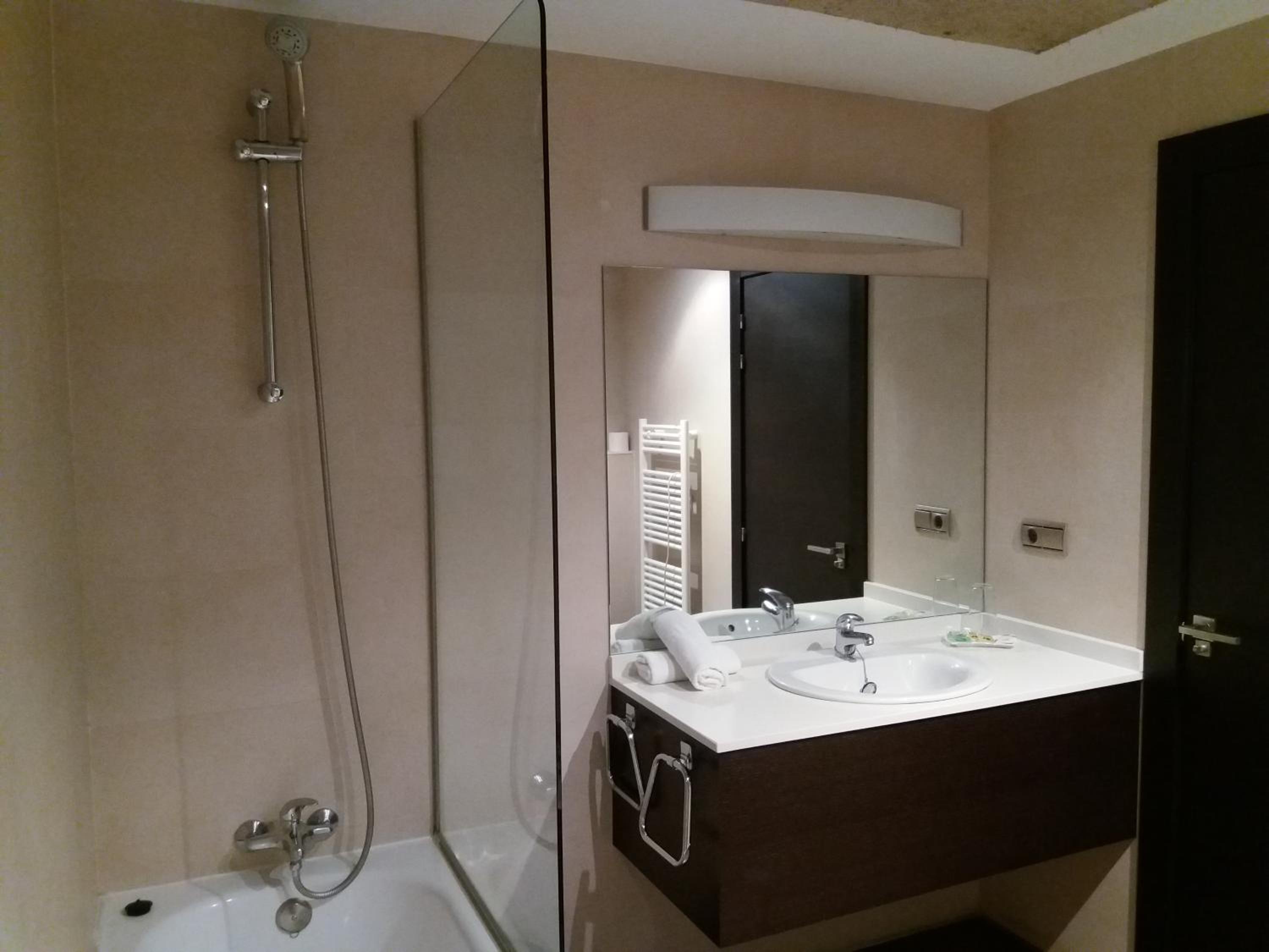 Twin Room - Photo 16