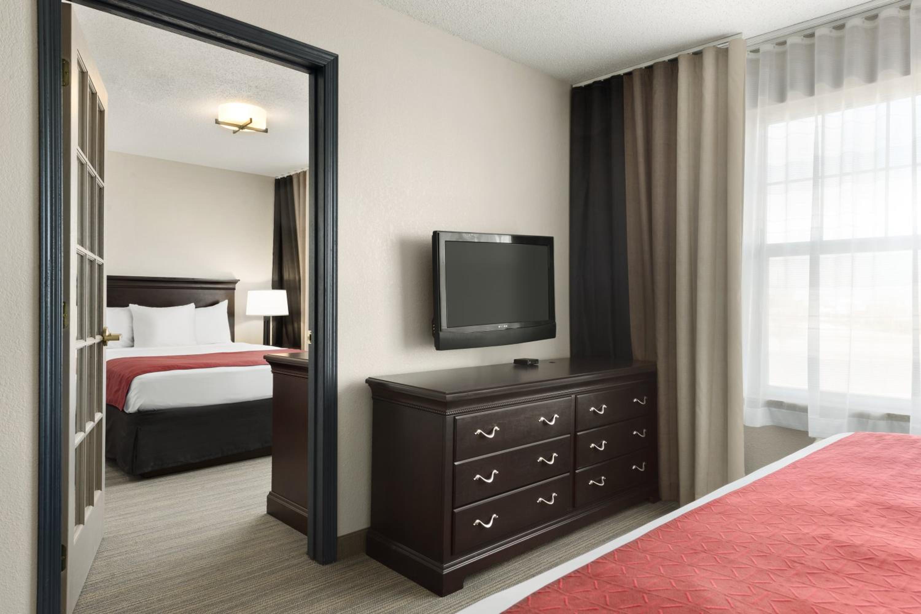 Suite with One King and One Queen Bed - Non-Smoking