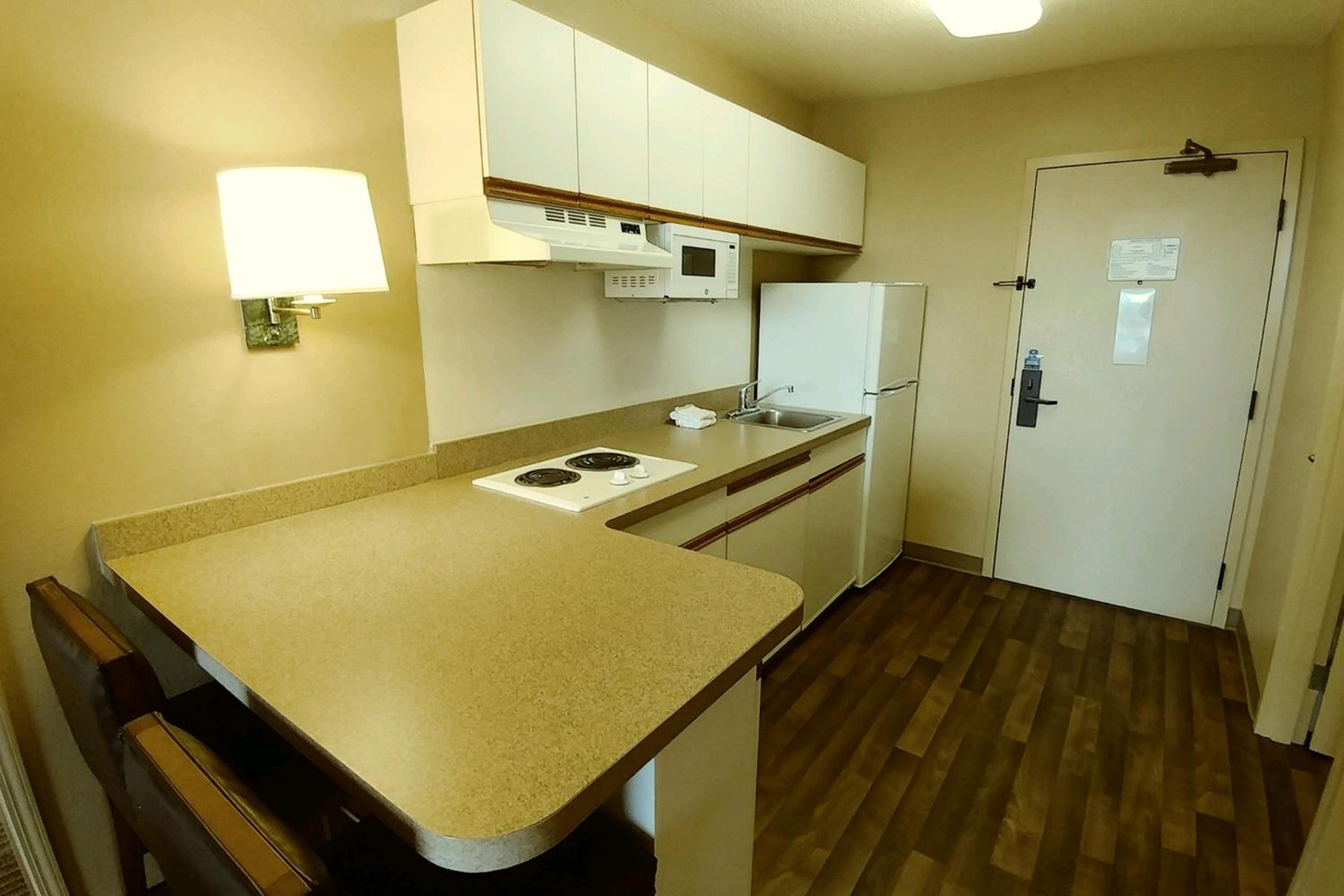 One Bedroom Suite with 2 Queen Beds - Non-Smoking - Photo 11