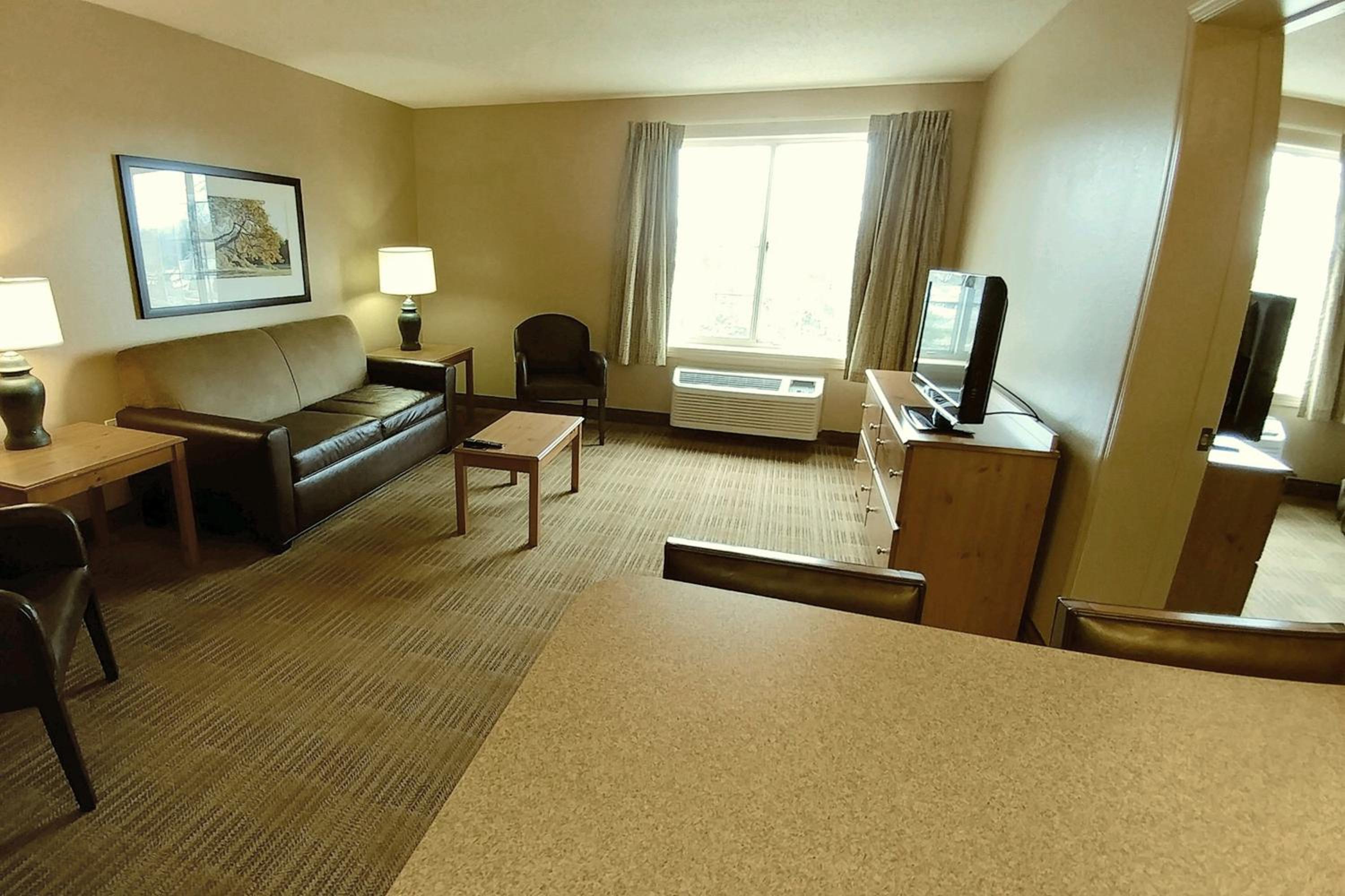 One Bedroom Suite with 2 Queen Beds - Non-Smoking - Photo 4