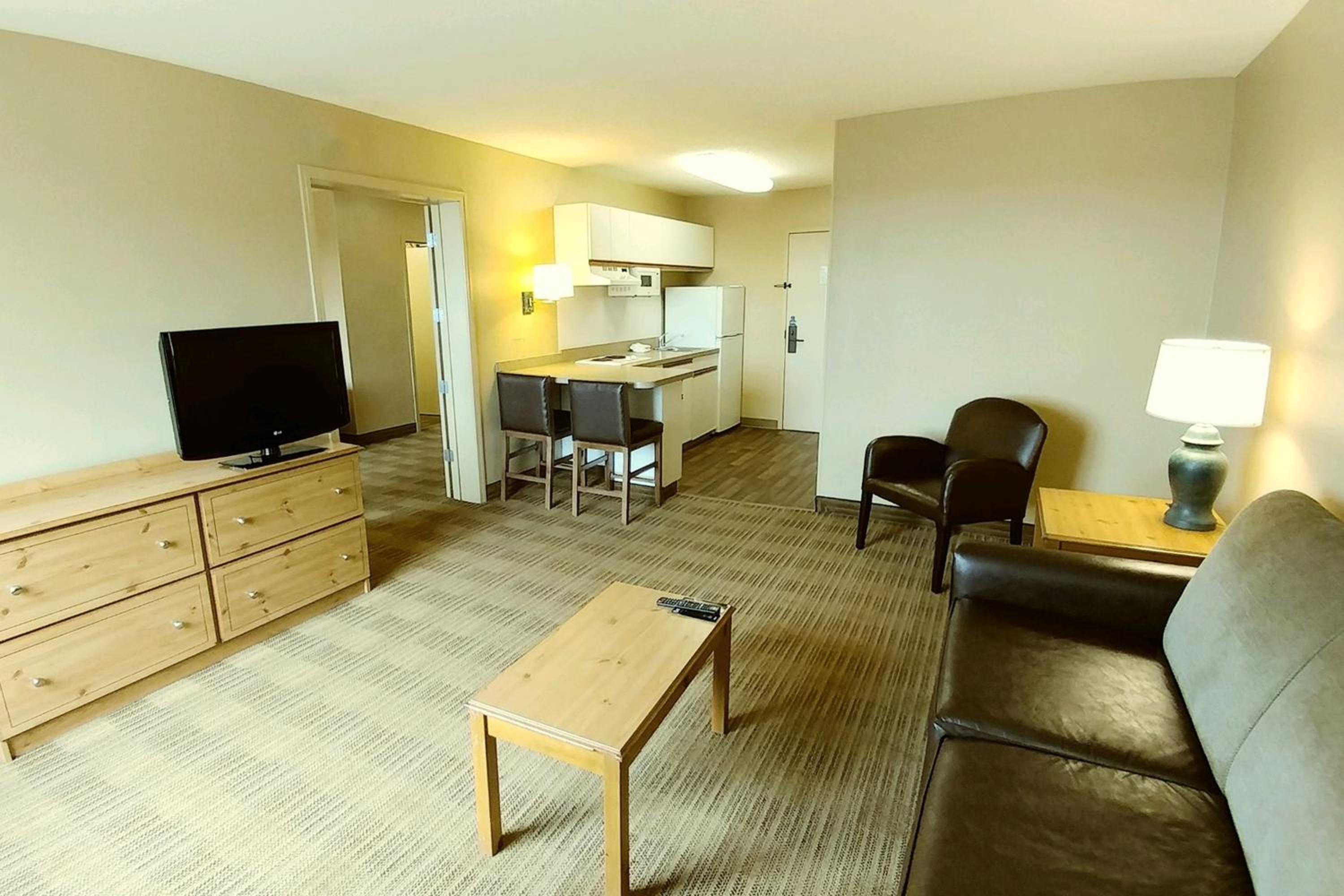 One Bedroom Suite with 2 Queen Beds - Non-Smoking - Photo 12