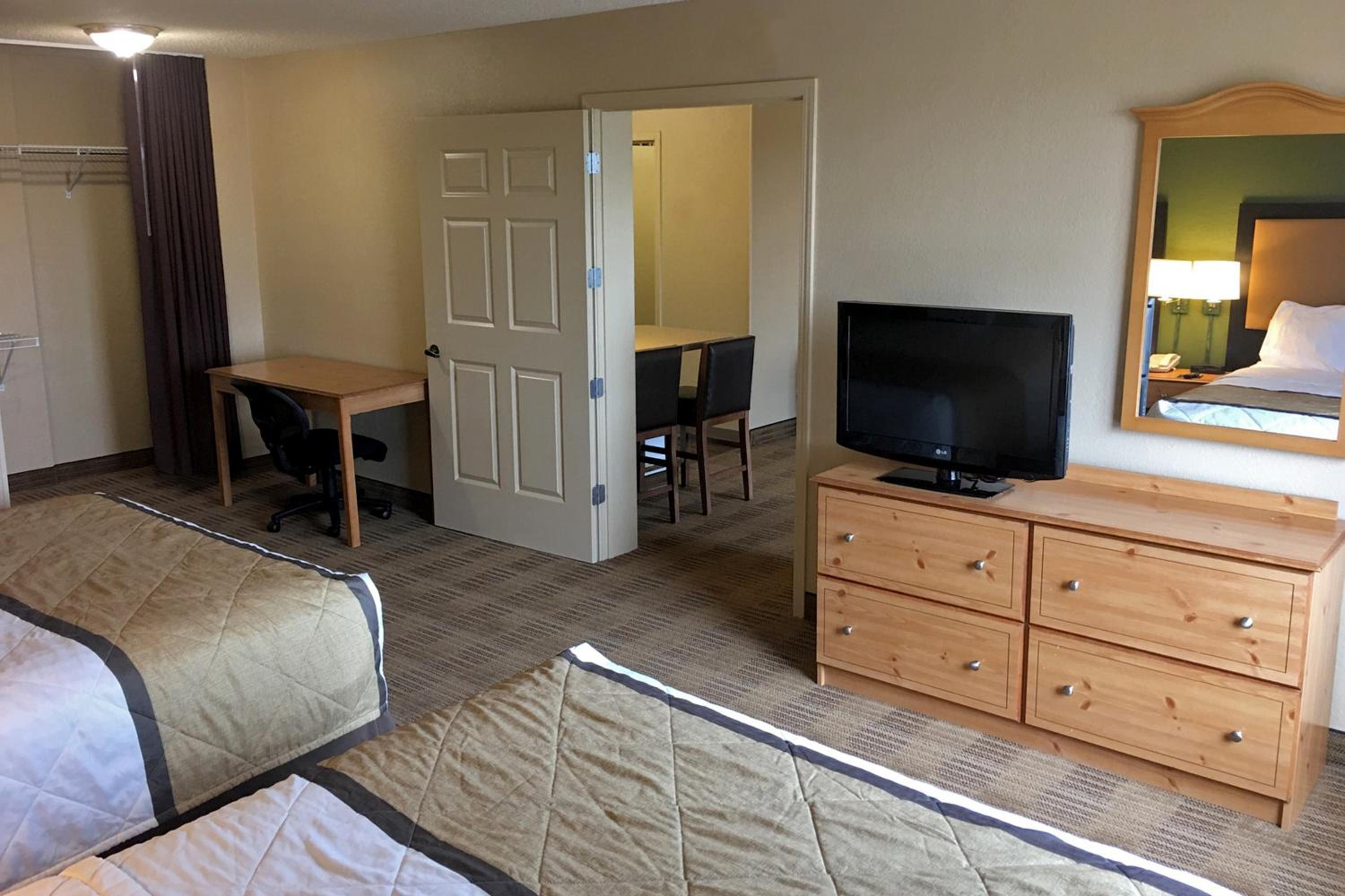 One Bedroom Suite with 2 Queen Beds - Non-Smoking - Photo 3