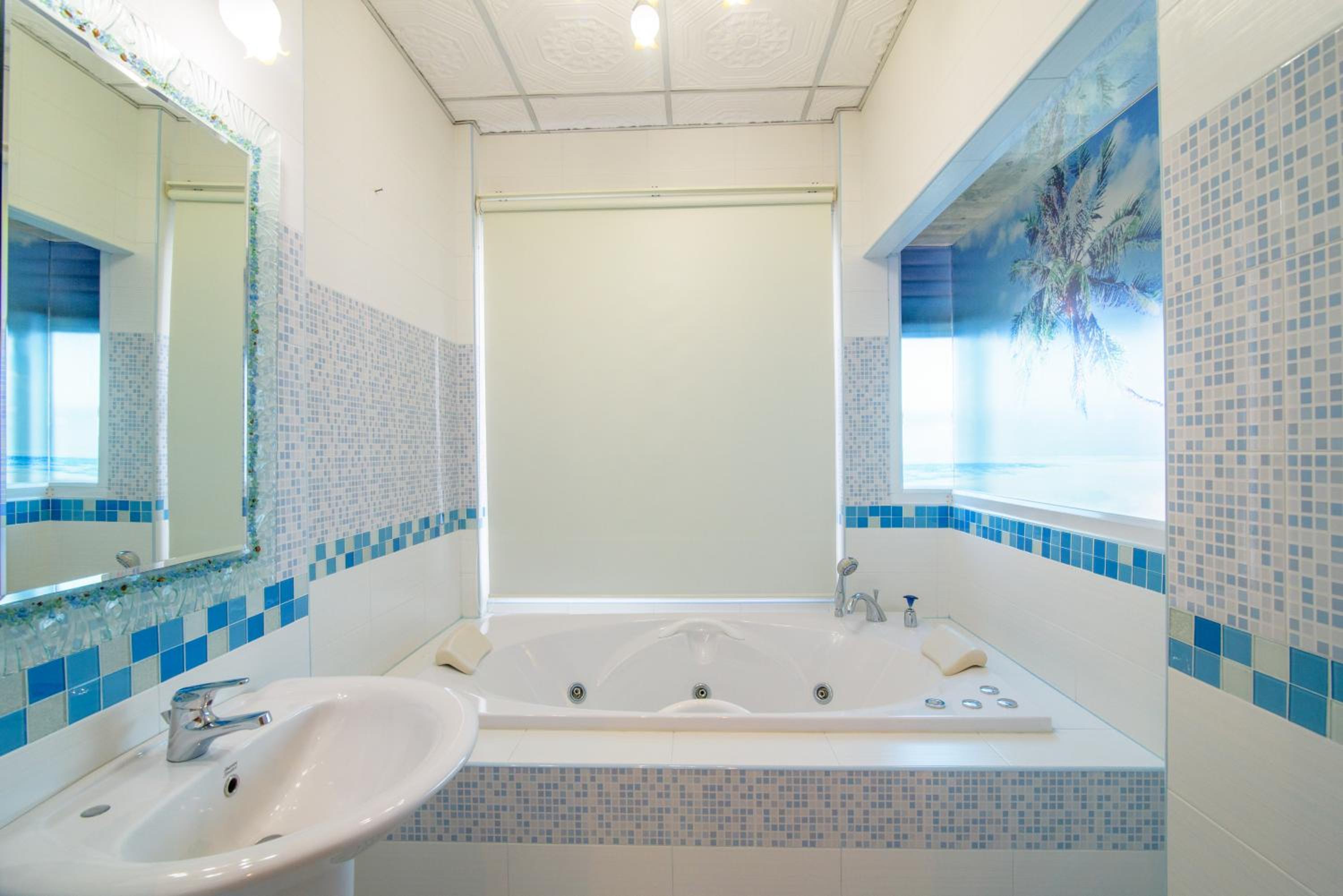 King Suite with Spa Bath photo 2