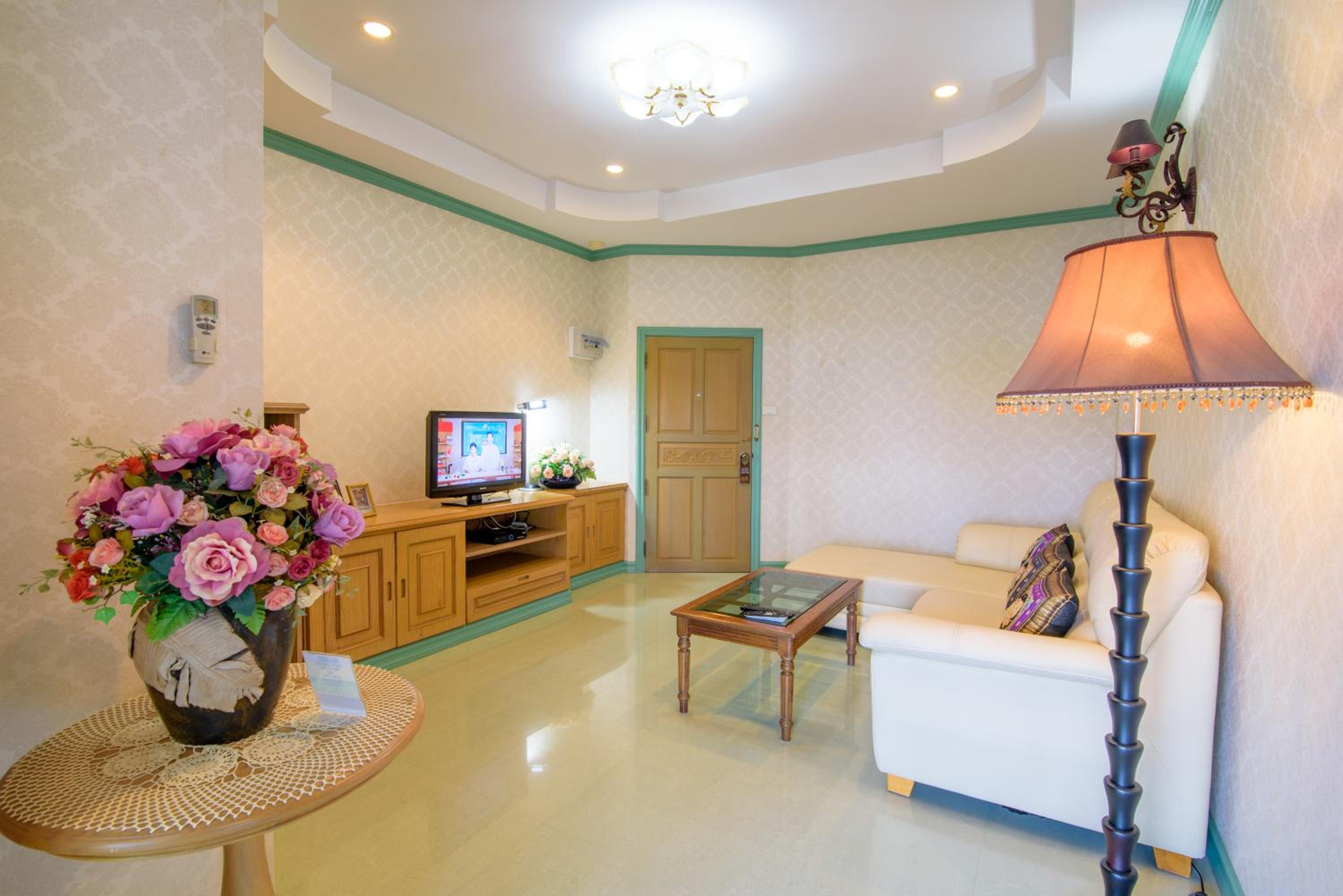 Suite - Photo 3