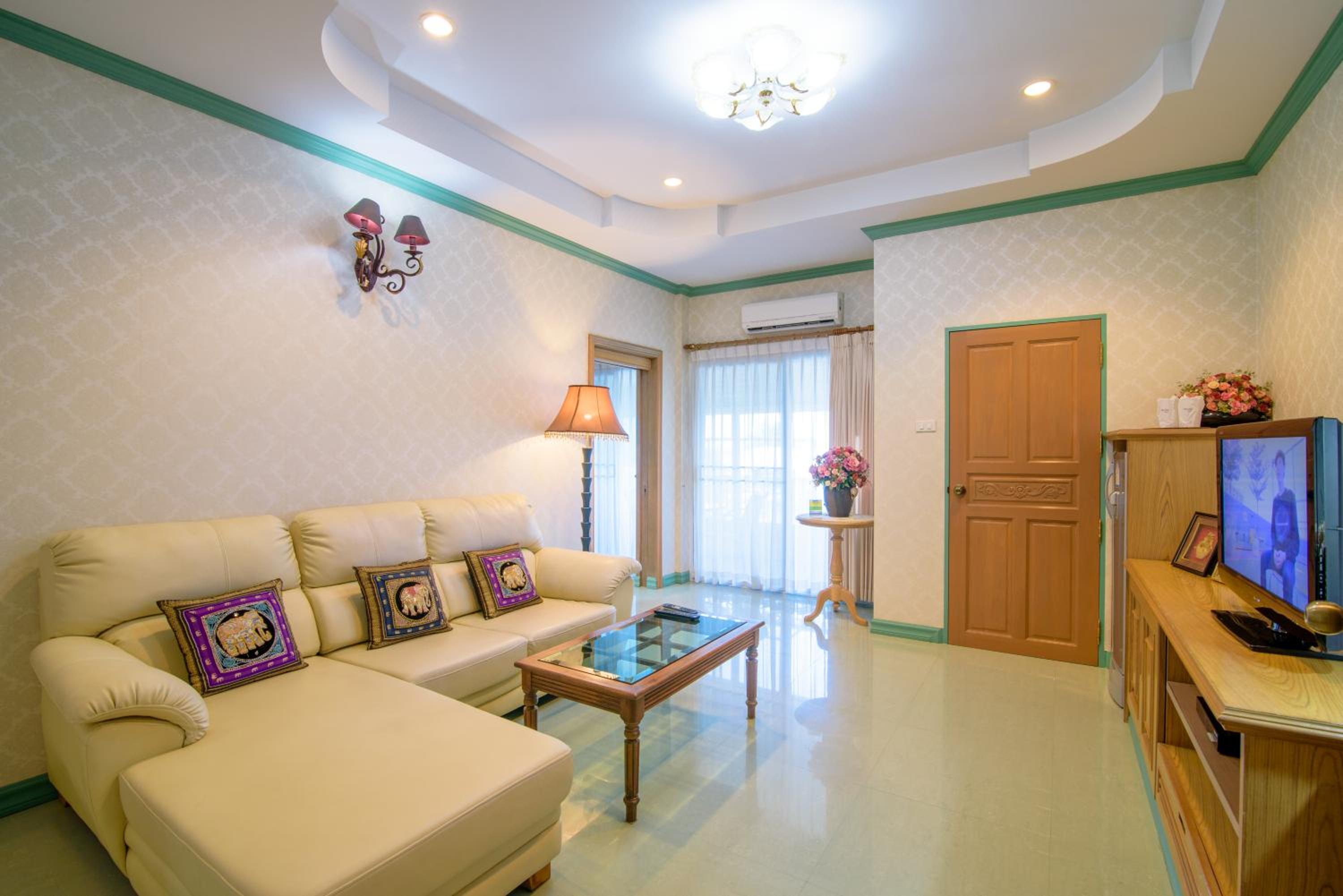 Suite - Photo 2