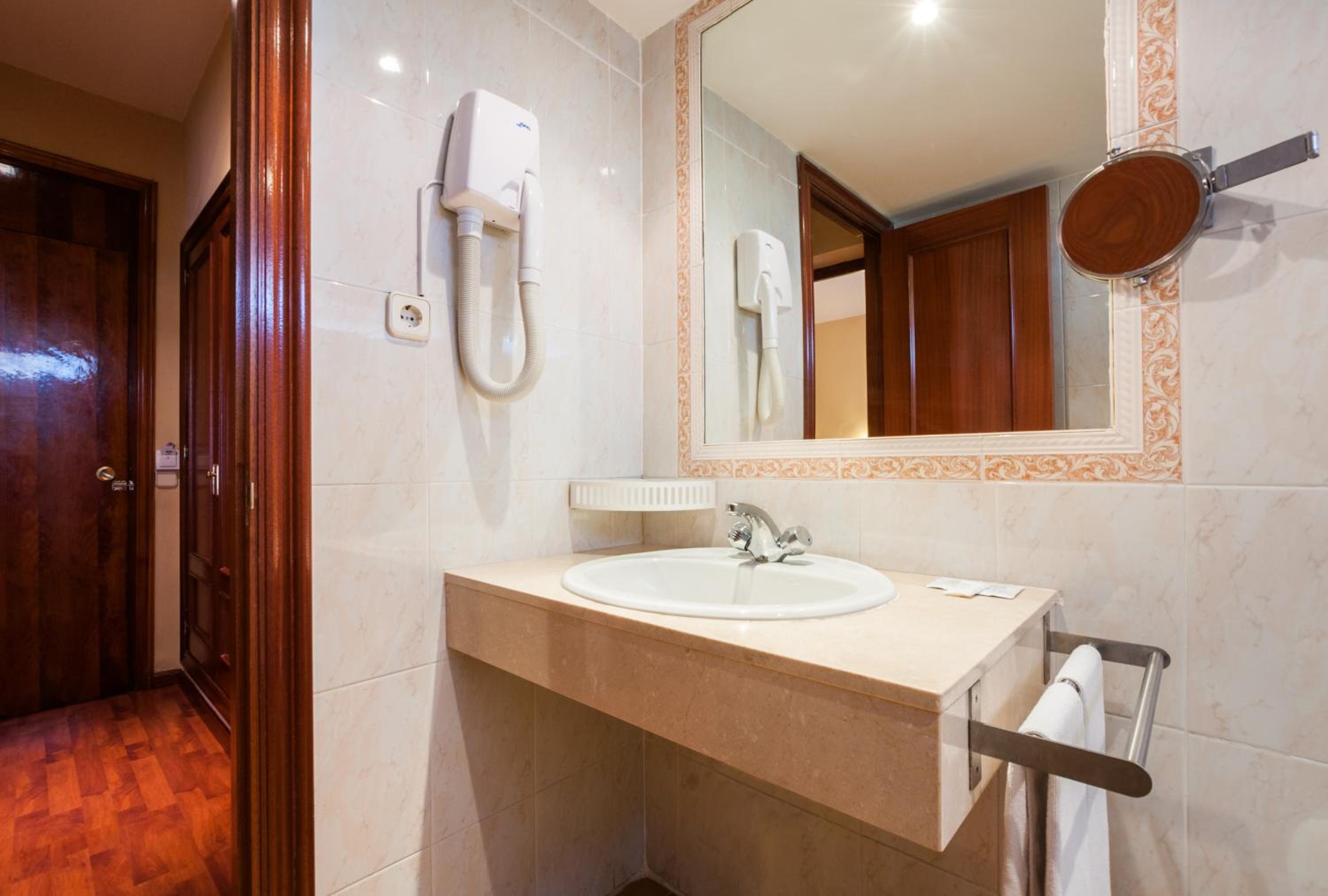 Quadruple Room (2 Adults + 2 Children) photo 2
