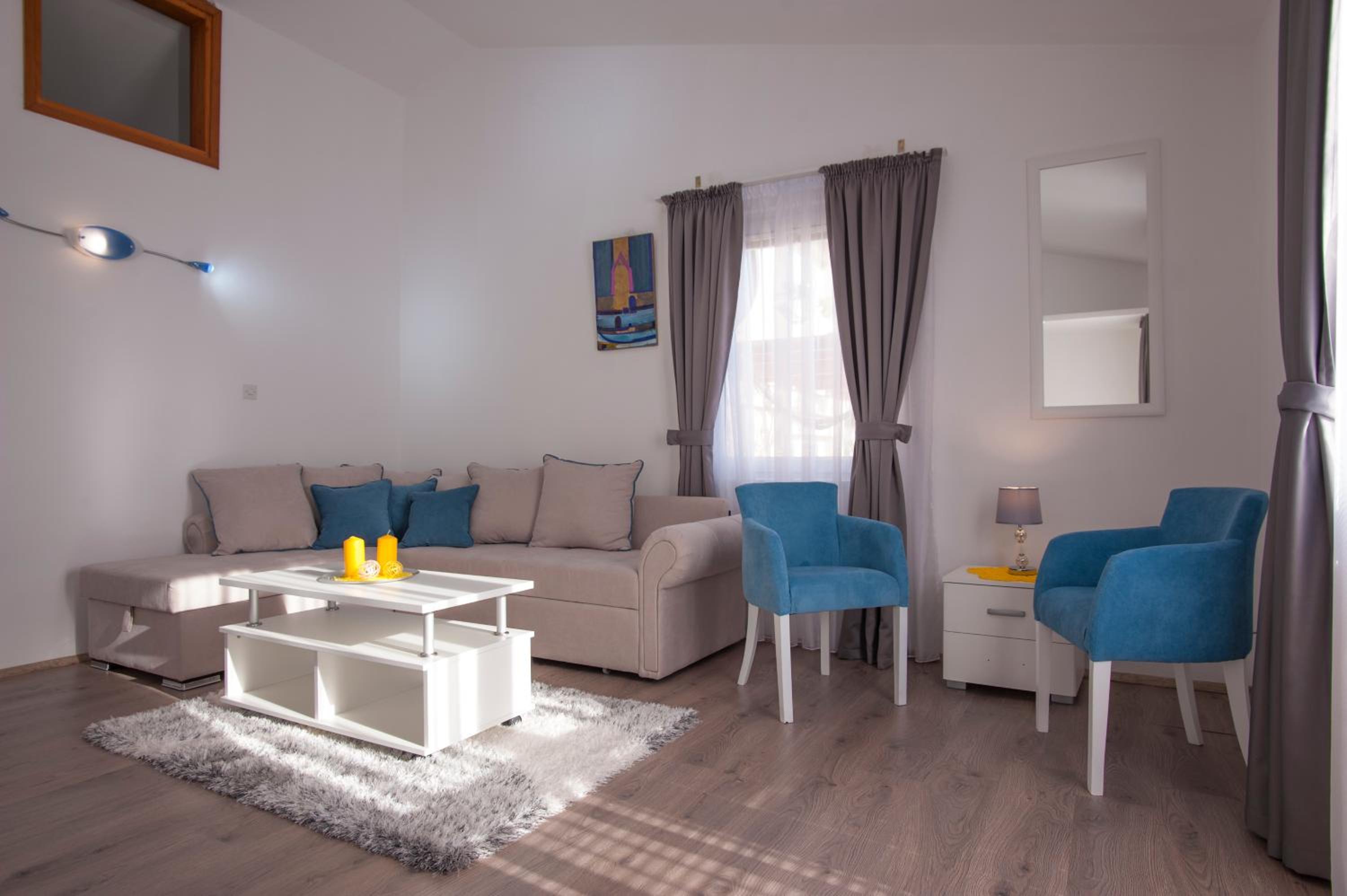 One-Bedroom Apartment with Balcony and Sea View photo 2
