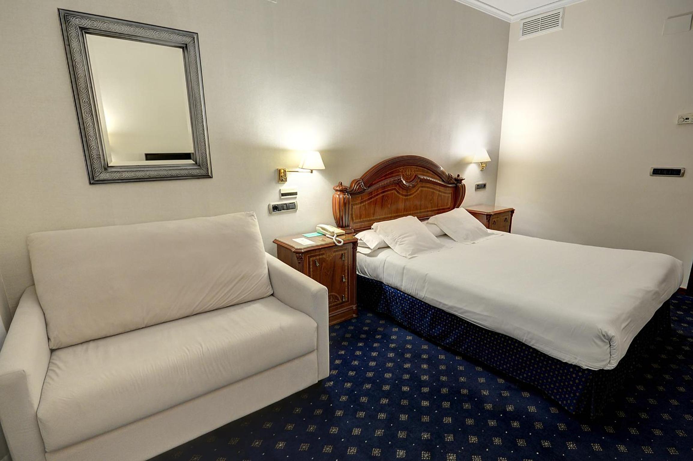 Single Room with Bathroom photo 3