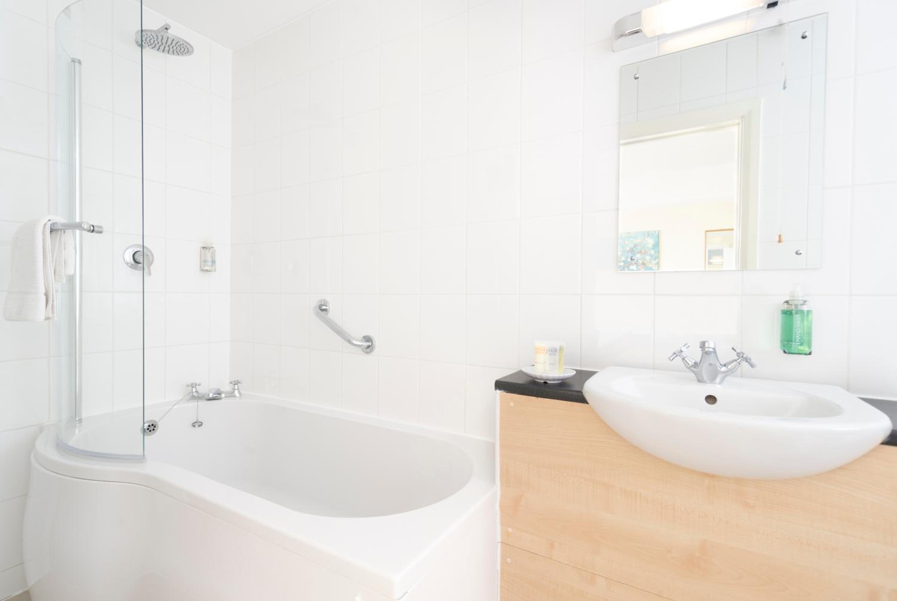 Double Room with Balcony and Sea View - Photo 8