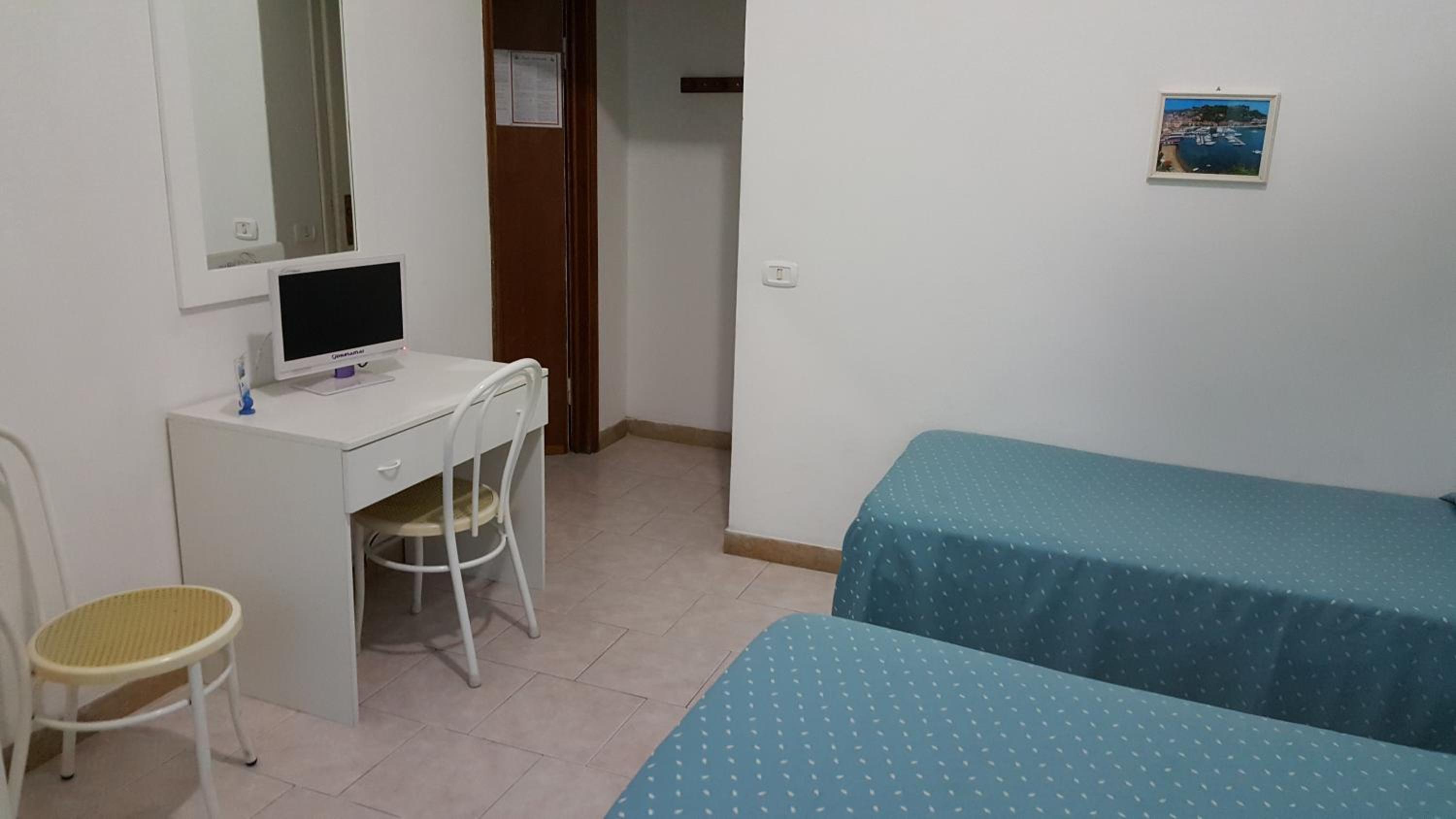 Economy Triple Room photo 3