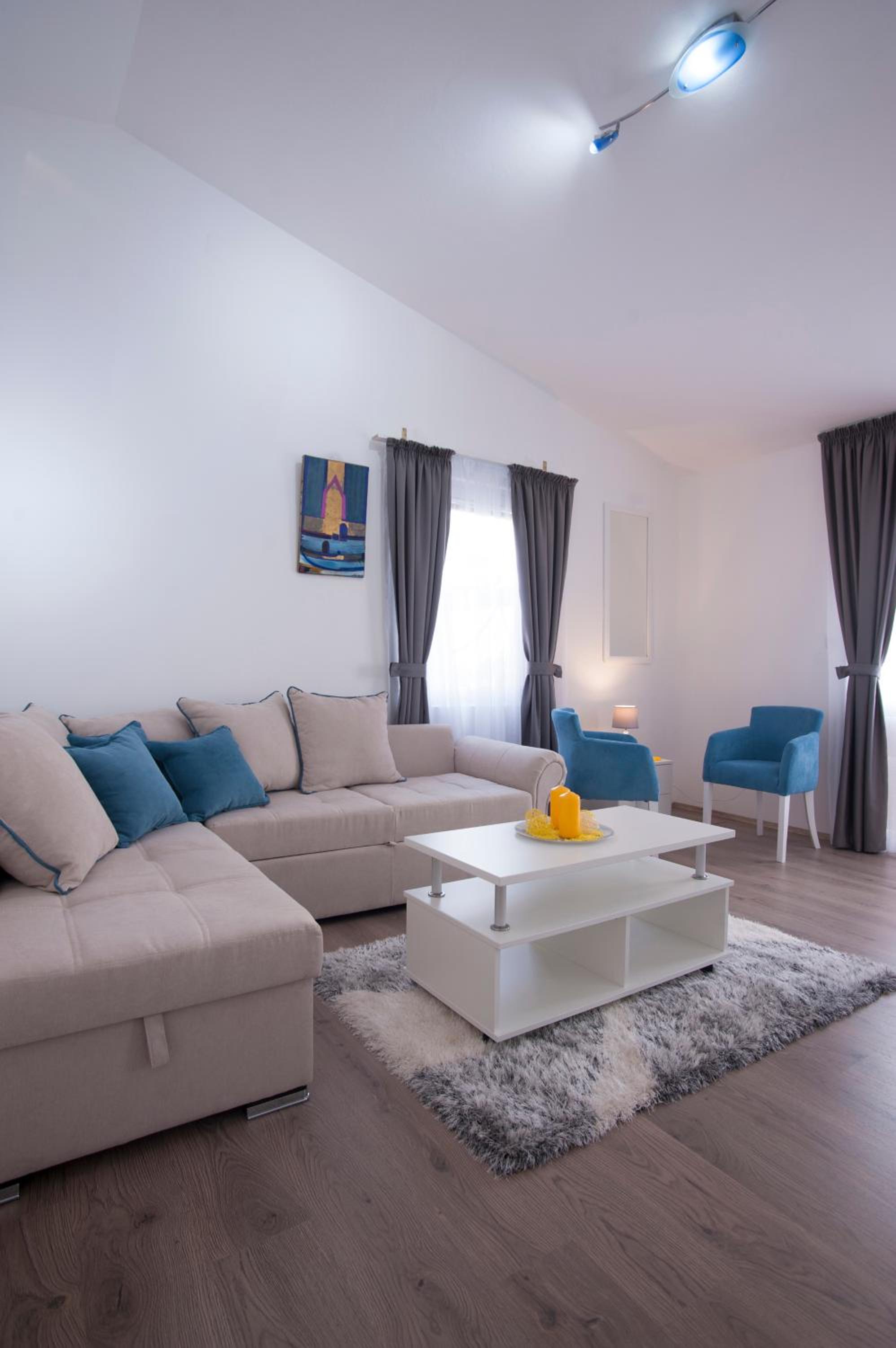 One-Bedroom Apartment with Balcony and Sea View photo 3