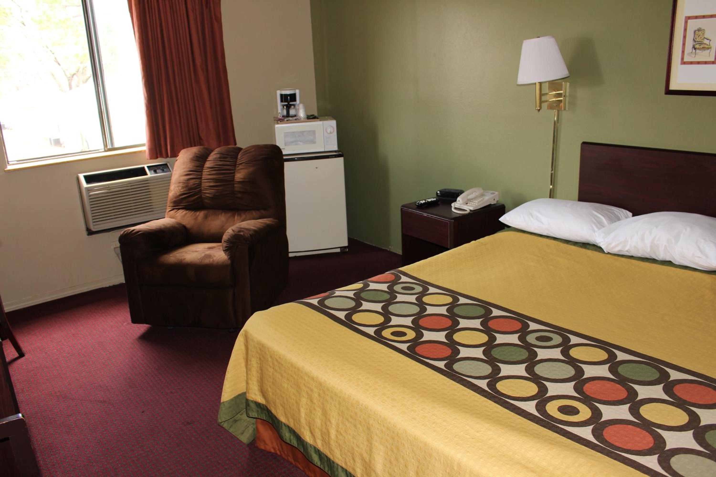 King Room - Non-Smoking - Photo 4