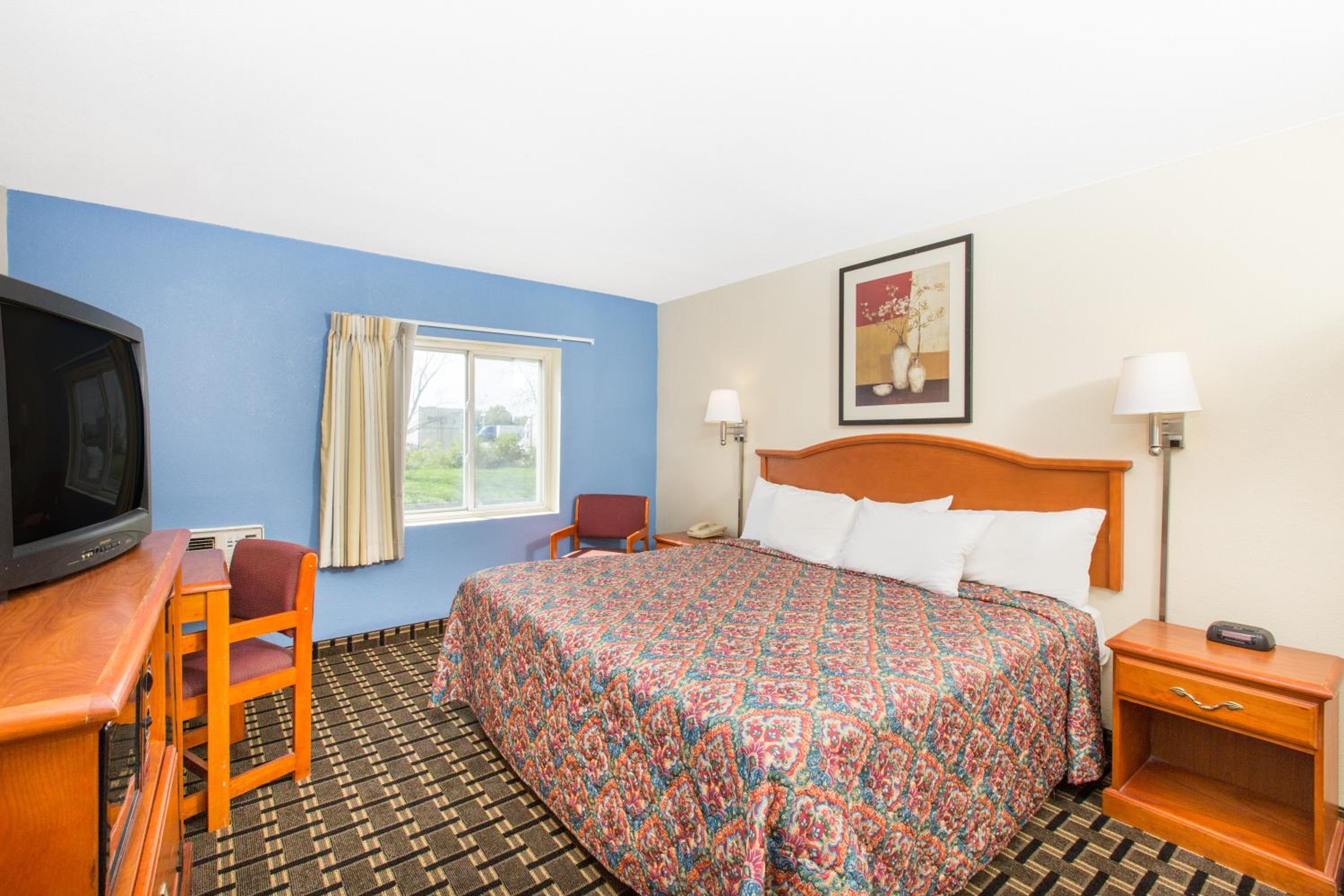 Queen Room with Two Queen Beds - Non-Smoking - Photo 4