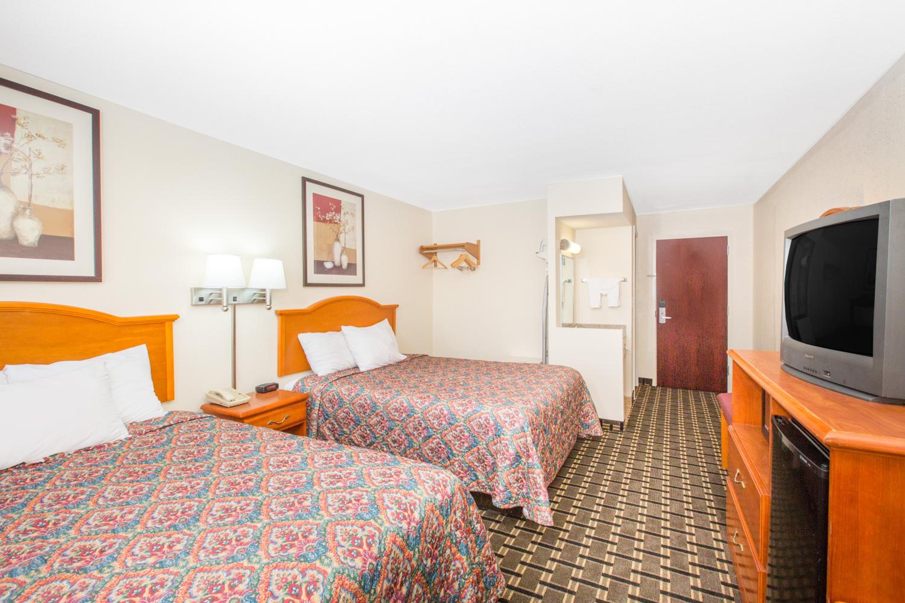 Queen Room with Two Queen Beds - Non-Smoking - Photo 6