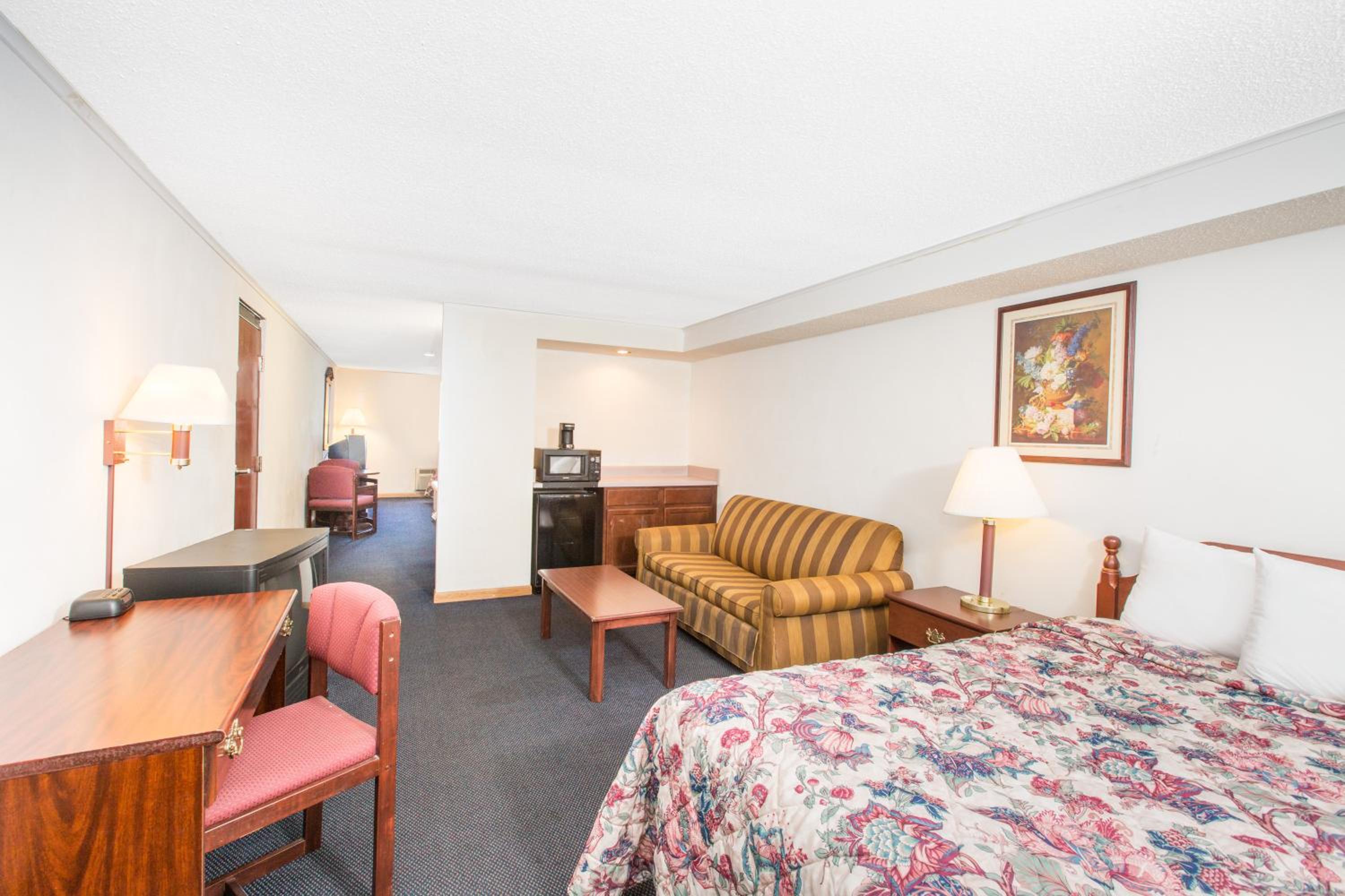 Queen Room with Two Queen Beds - Non-Smoking - Photo 14