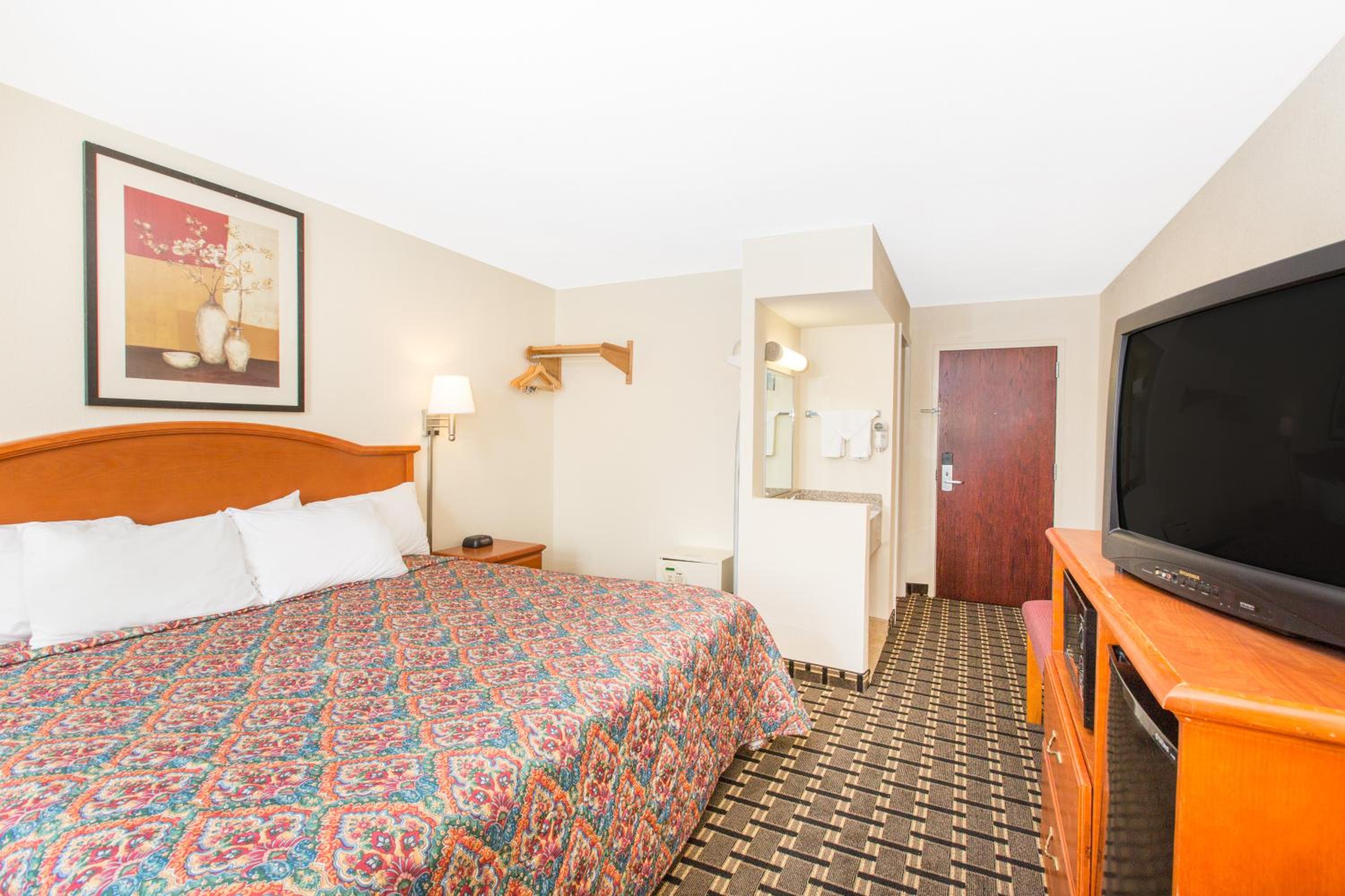 Queen Room with Two Queen Beds - Non-Smoking - Photo 3