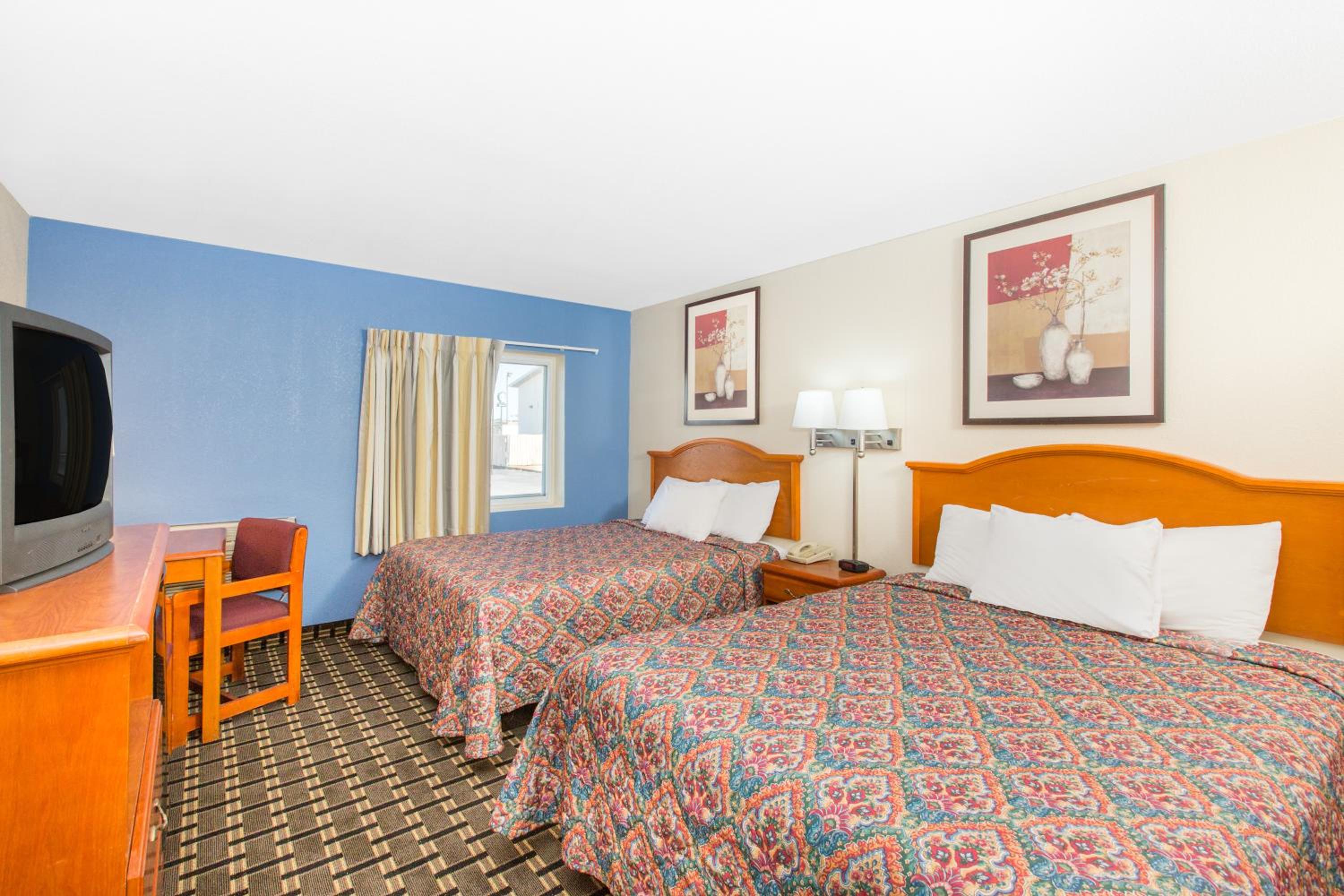 Queen Room with Two Queen Beds - Non-Smoking - Photo 13