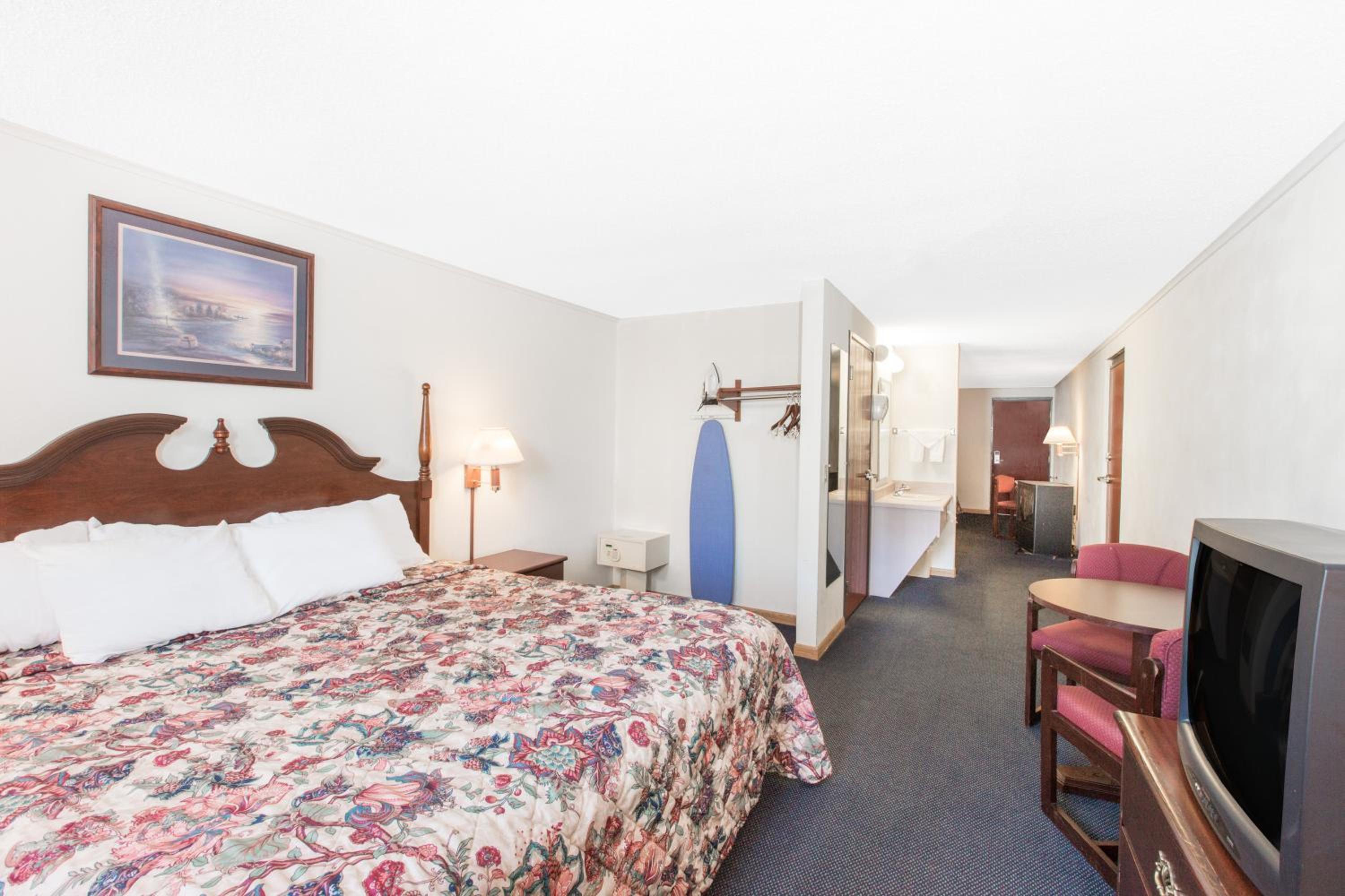Queen Room with Two Queen Beds - Non-Smoking - Photo 12