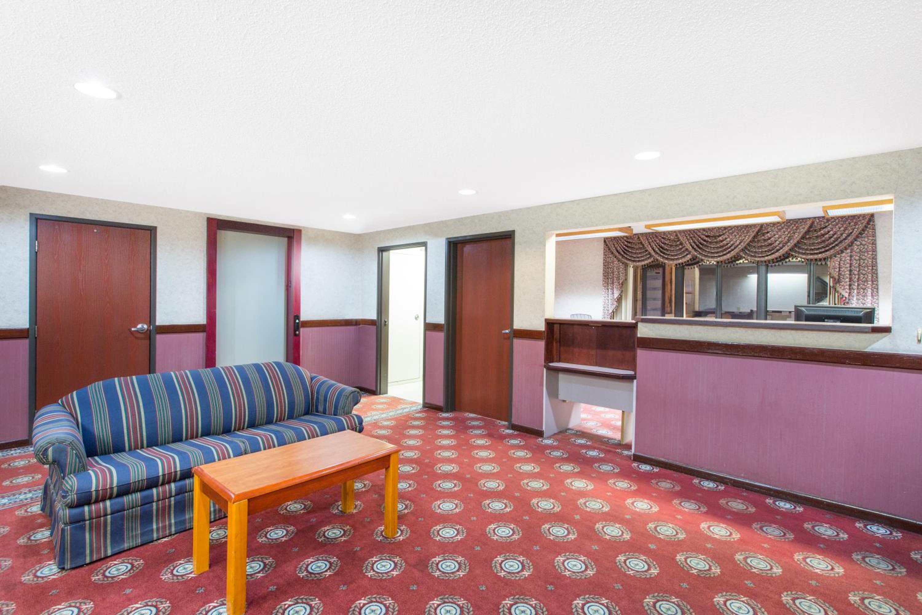 Queen Room with Two Queen Beds - Non-Smoking - Photo 1