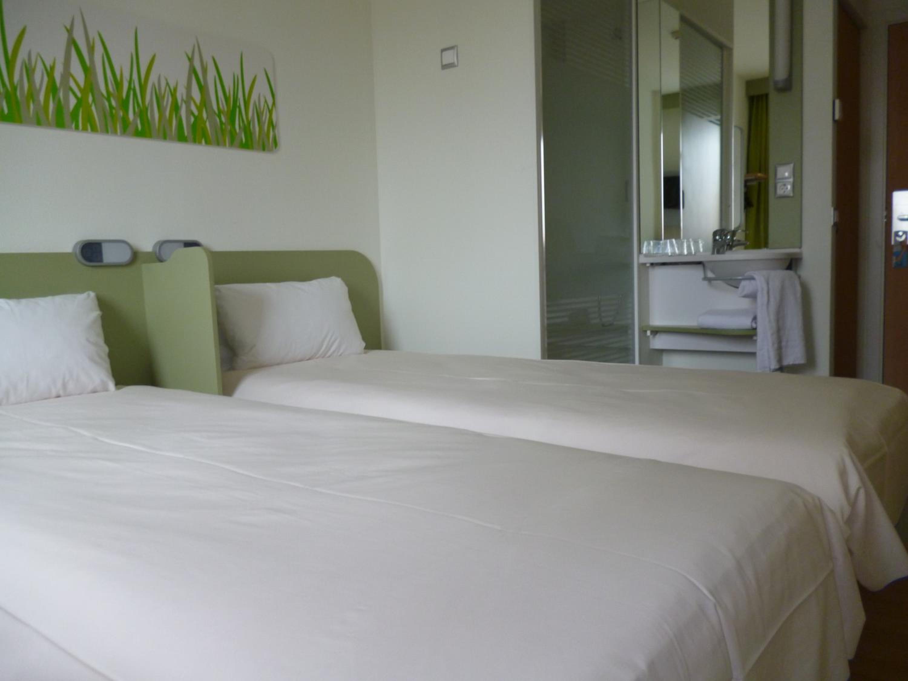 Standard Twin Room - Photo 4