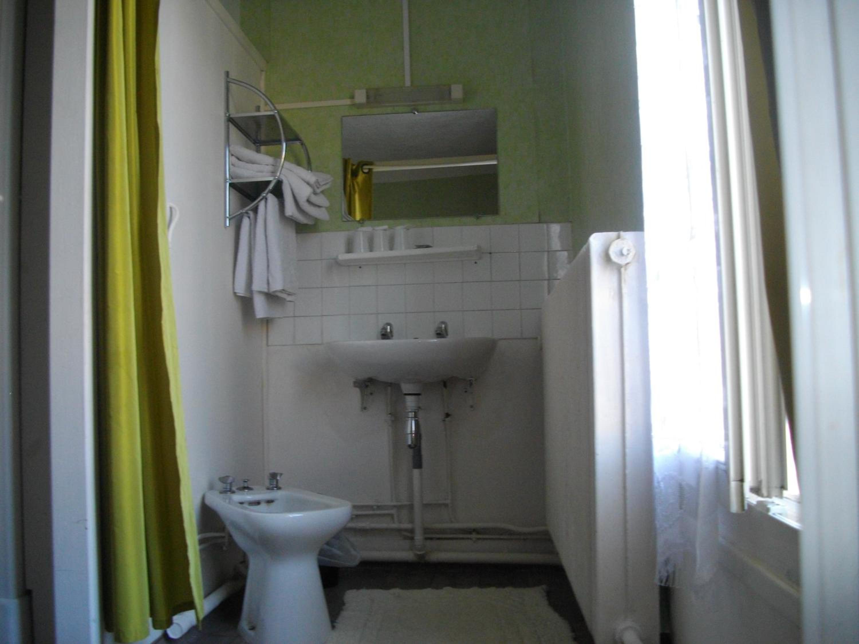Family Room with Shared Toilet photo 2