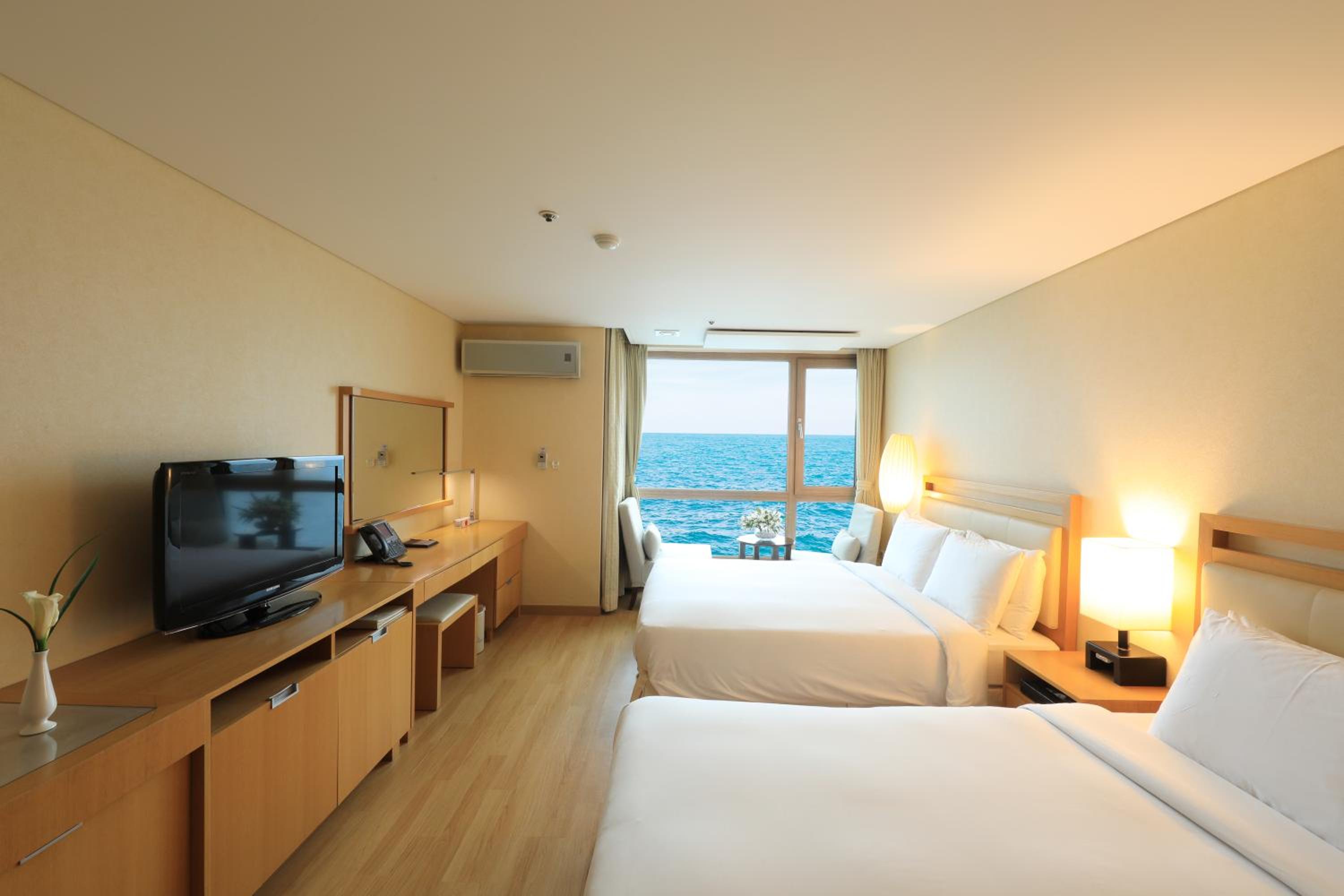 Standard Twin Room with Ocean View