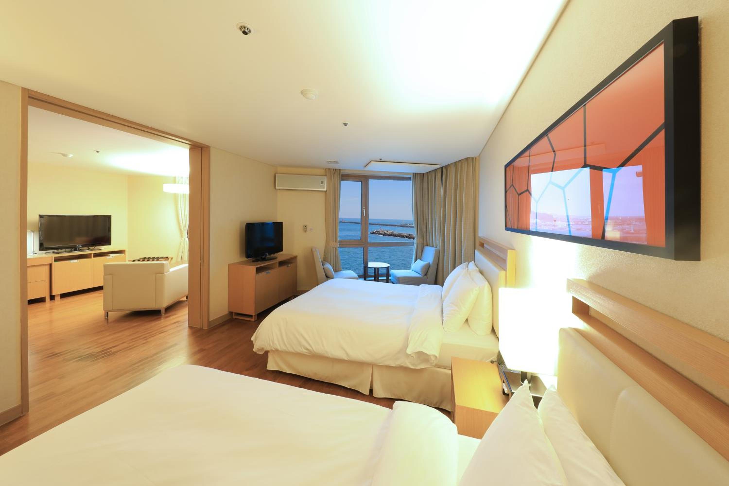 Deluxe Twin Room with Partial Ocean View - Photo 1