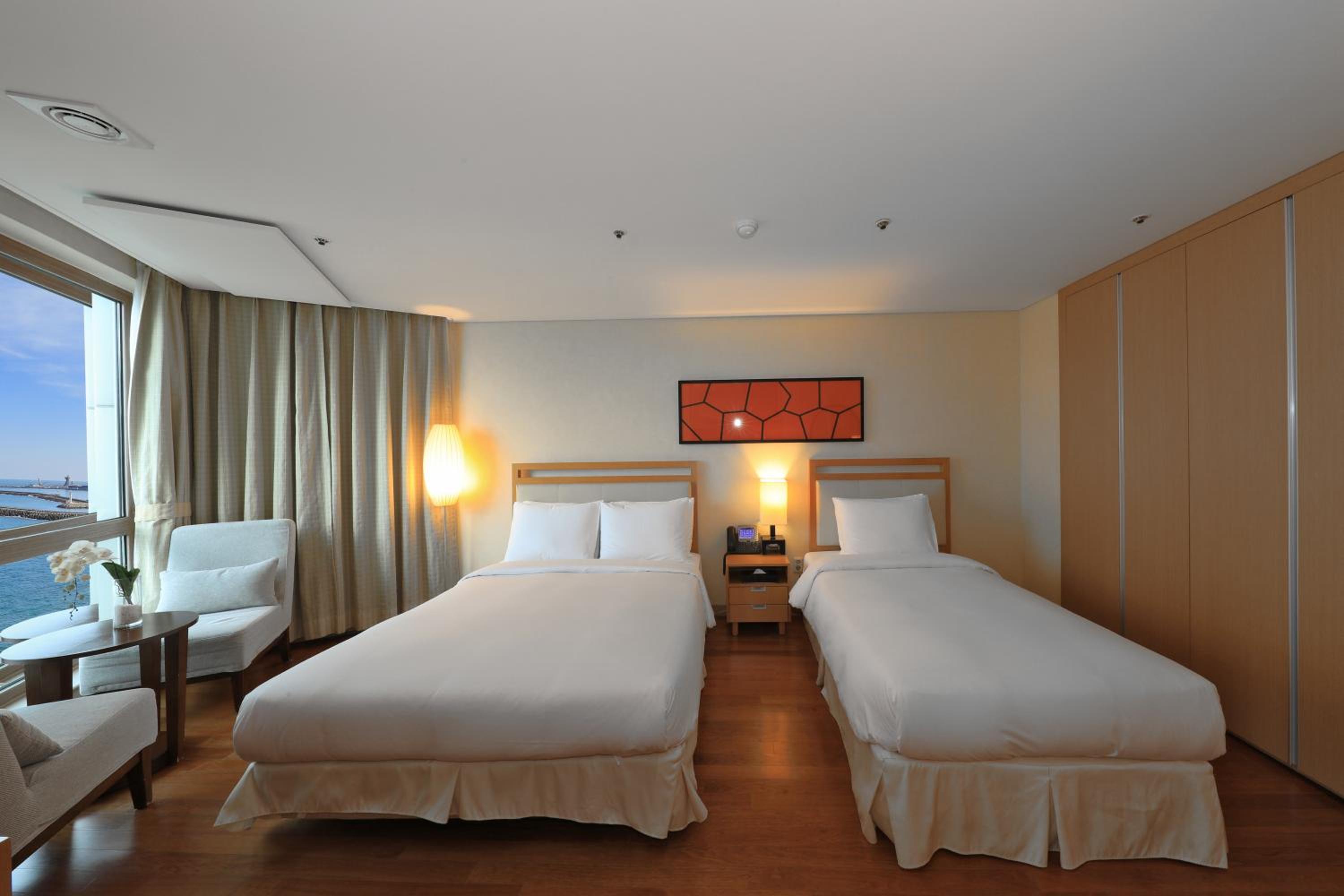 Deluxe Twin Room with Partial Ocean View - Photo 3