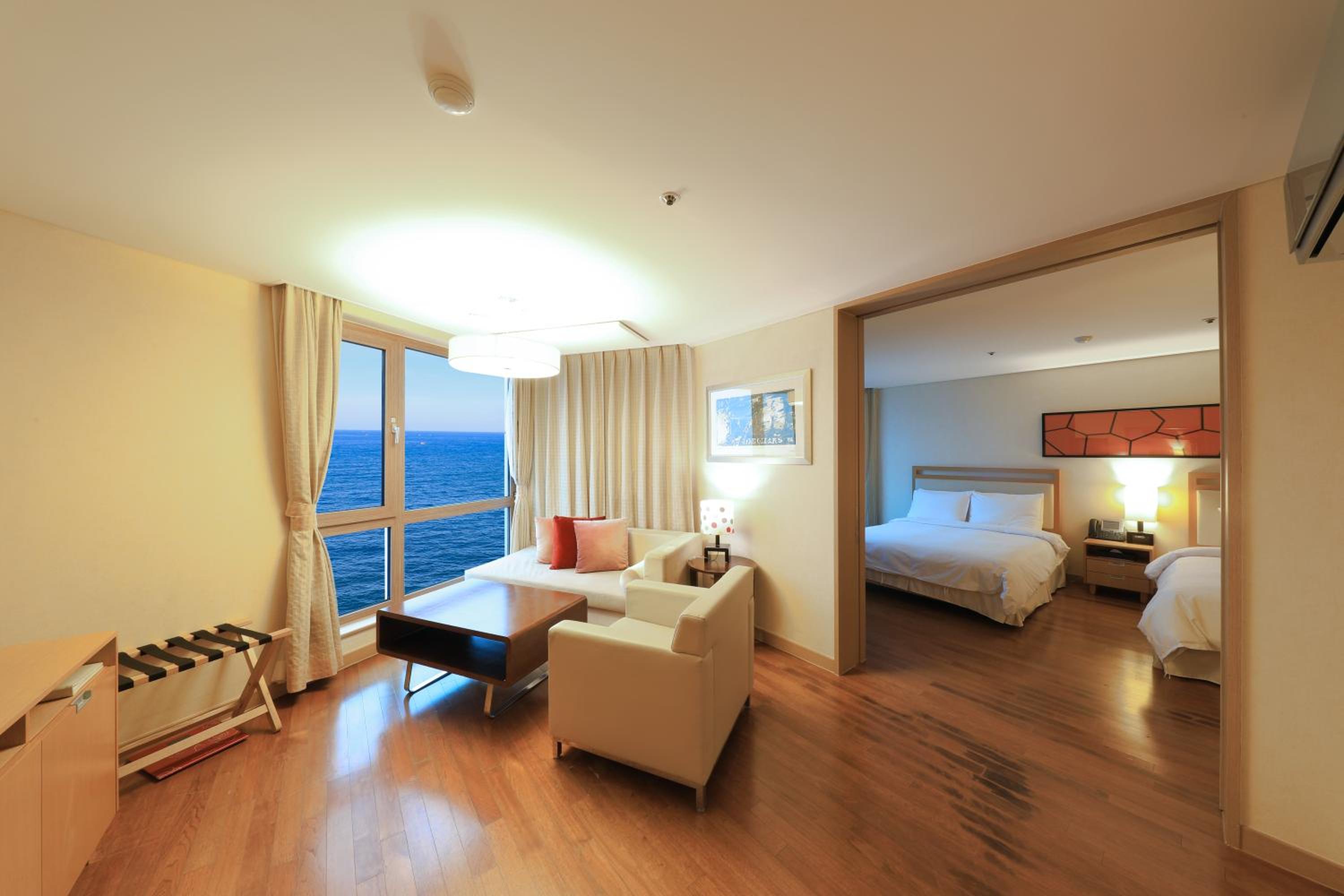 Deluxe Twin Room with Partial Ocean View - Photo 2