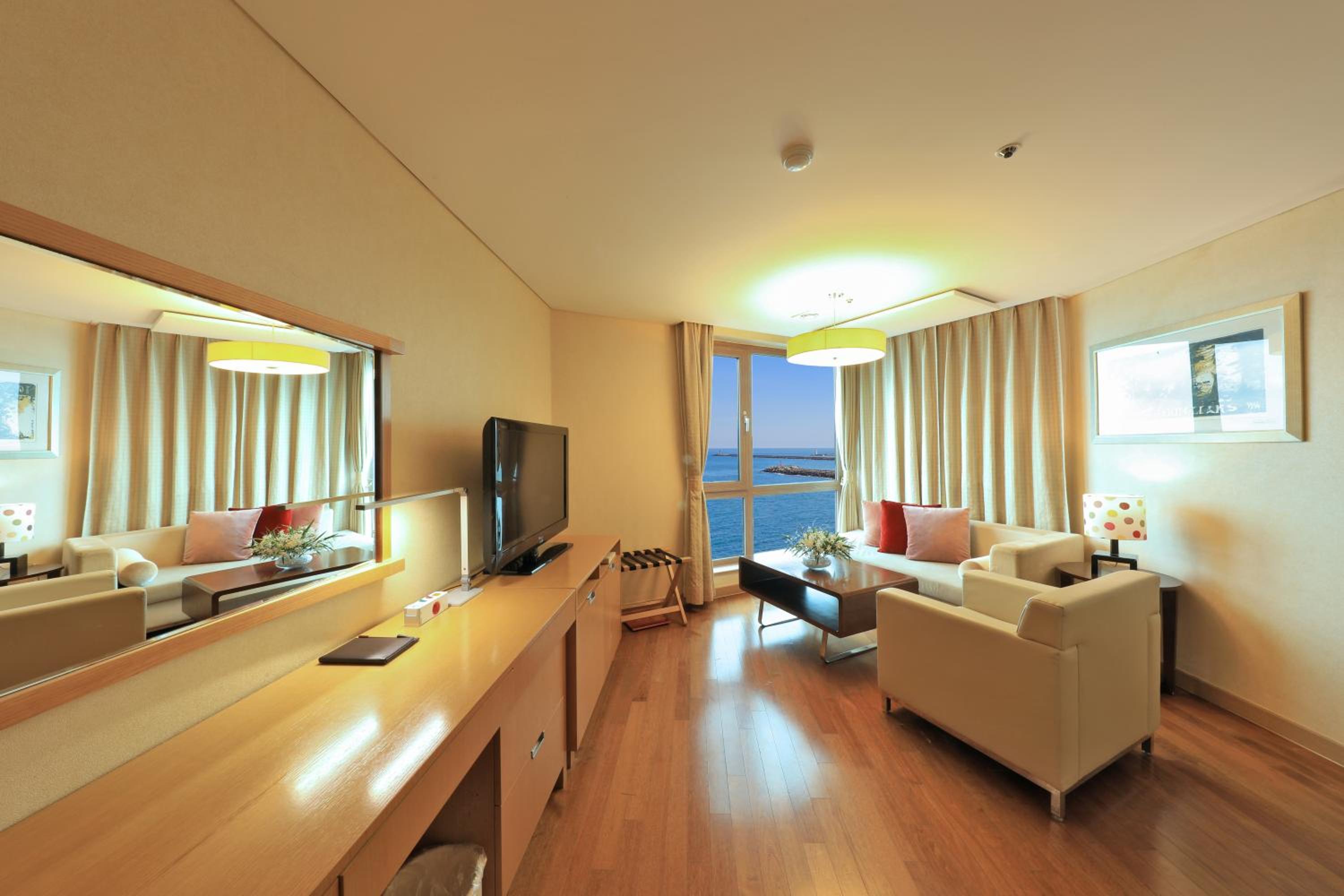 Deluxe Twin Room with Partial Ocean View - Photo 4