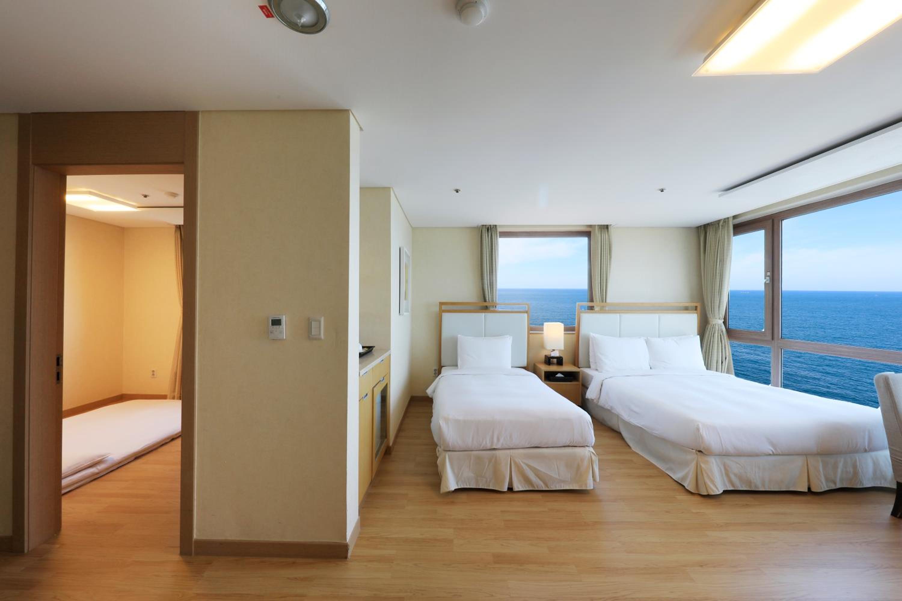 Family Twin Room with Ocean View - Photo 7