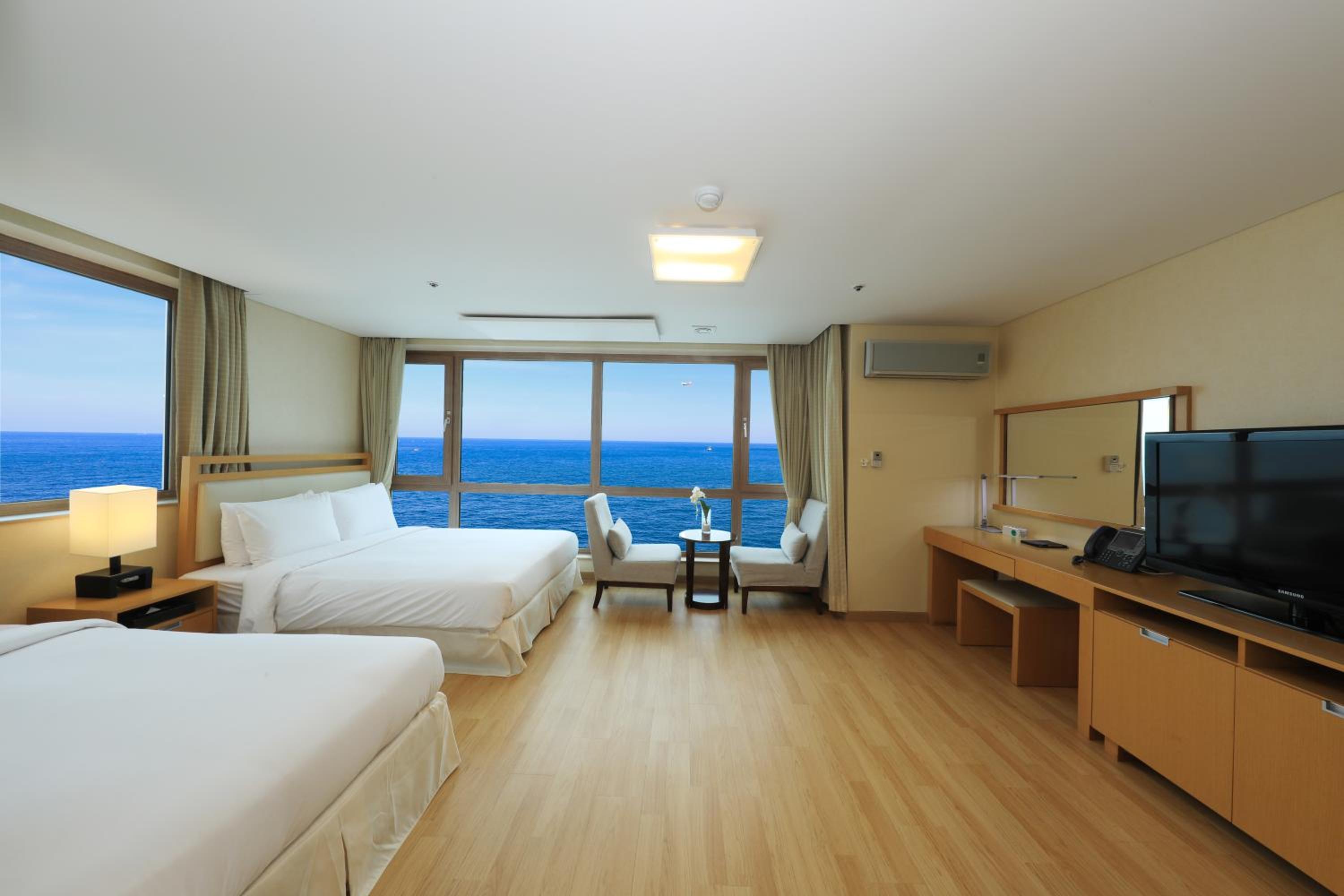 Family Twin Room with Ocean View - Photo 2
