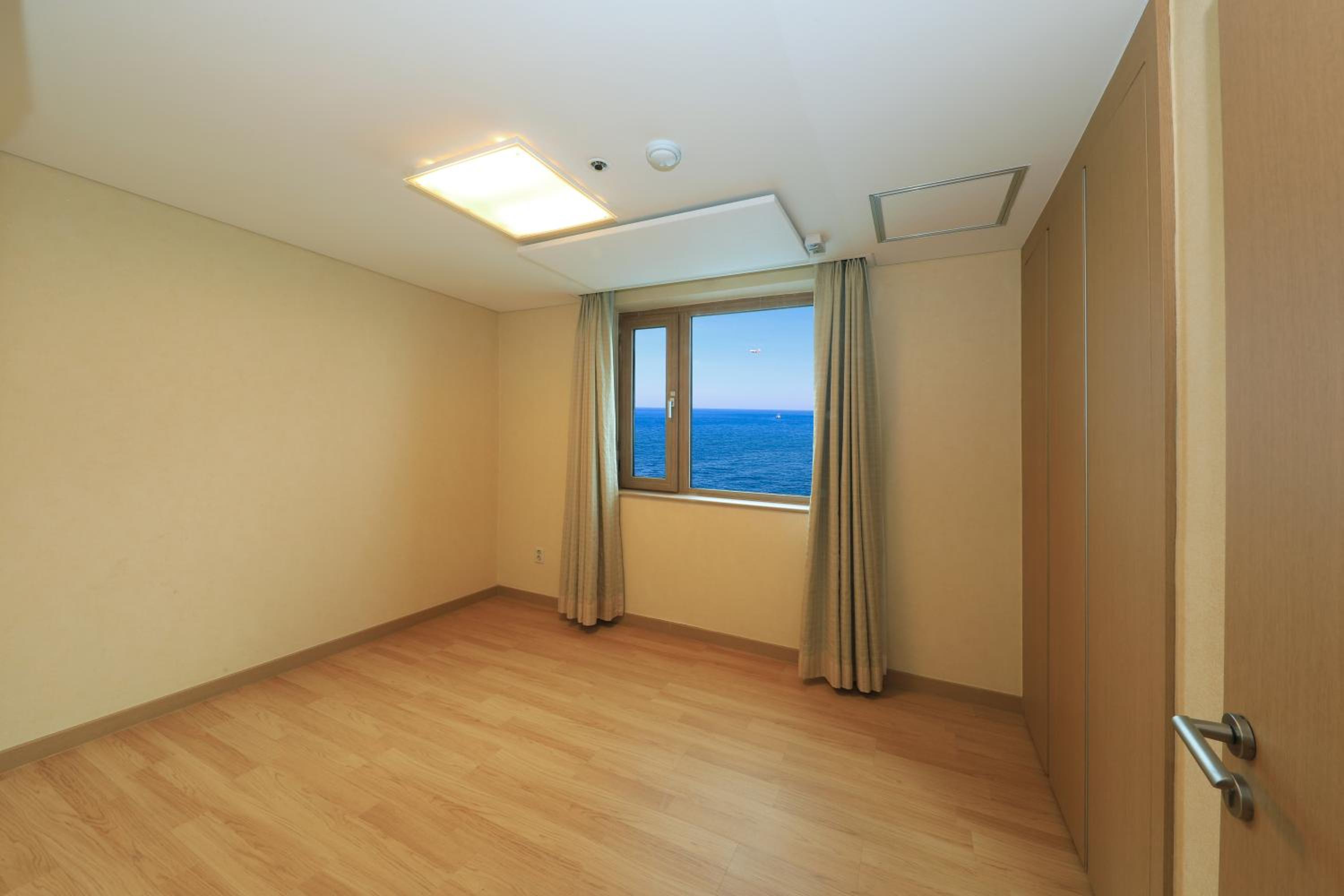Family Twin Room with Ocean View - Photo 6